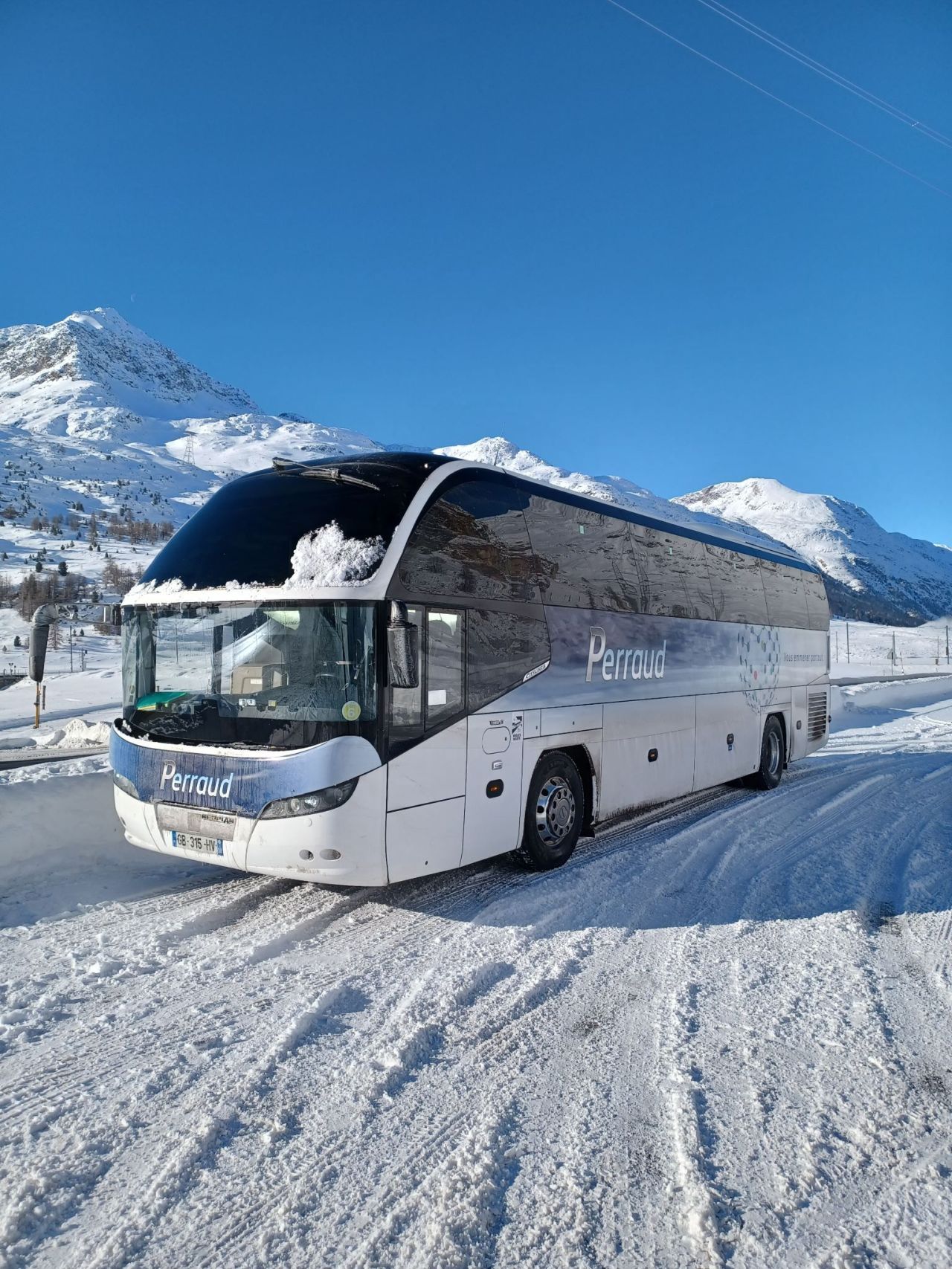 Autocar Groupe Perraud en station de montagne pour séminaire d’entreprise