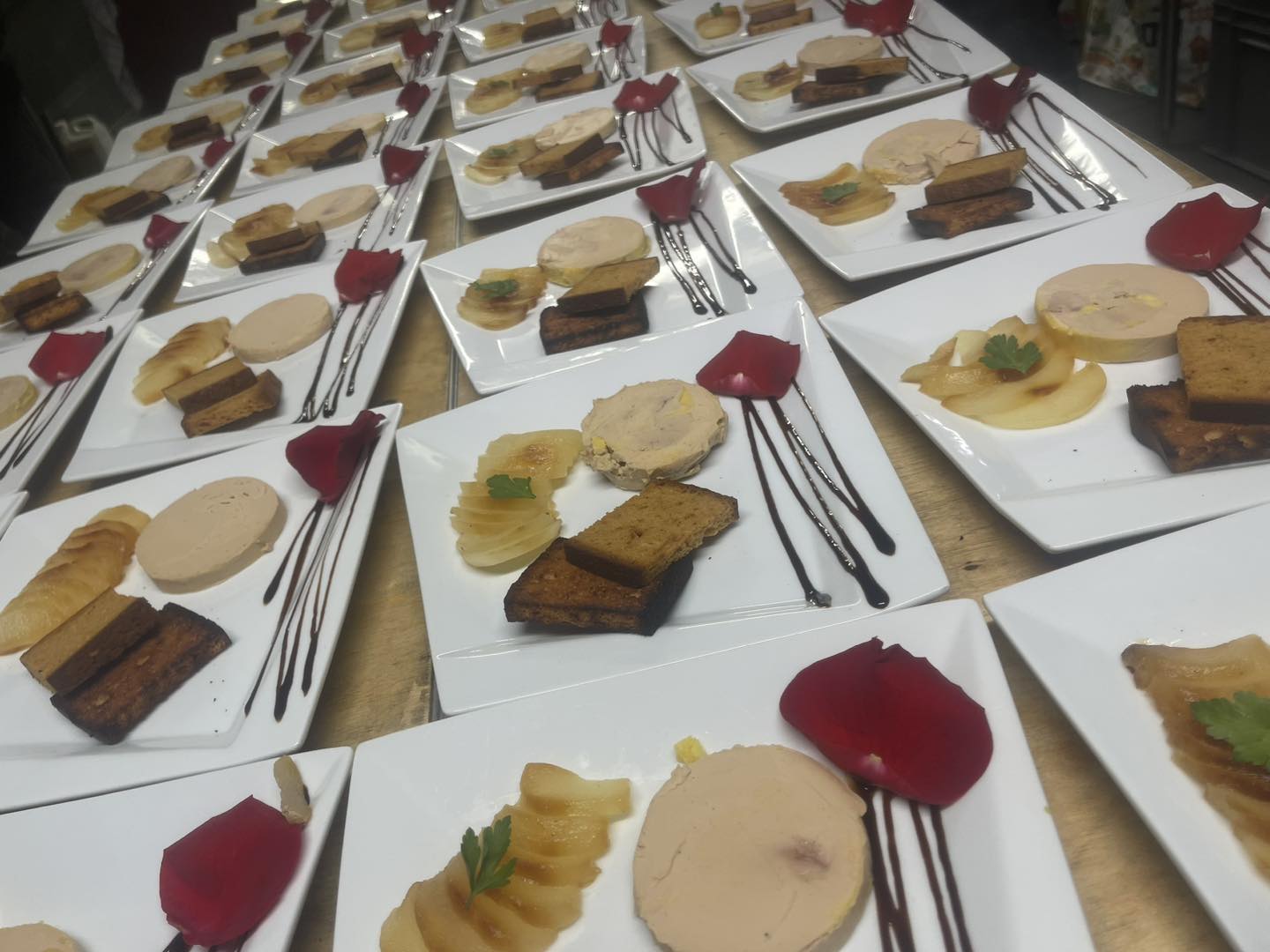 Dressage de plusieurs assiettes de foie gras - The K Traiteur Event