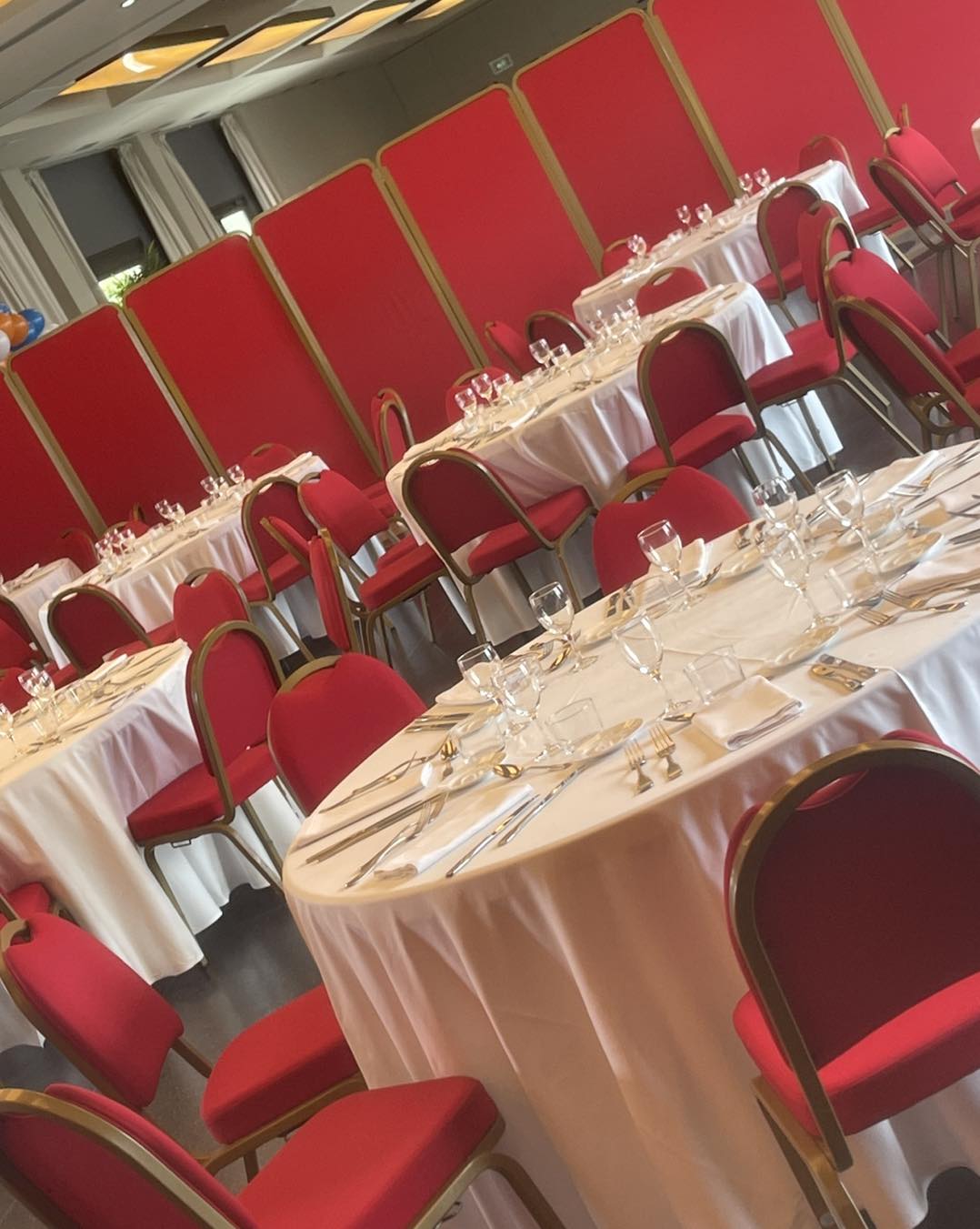 Salle de réception avec tables dressées - The K Traiteur Event Monein