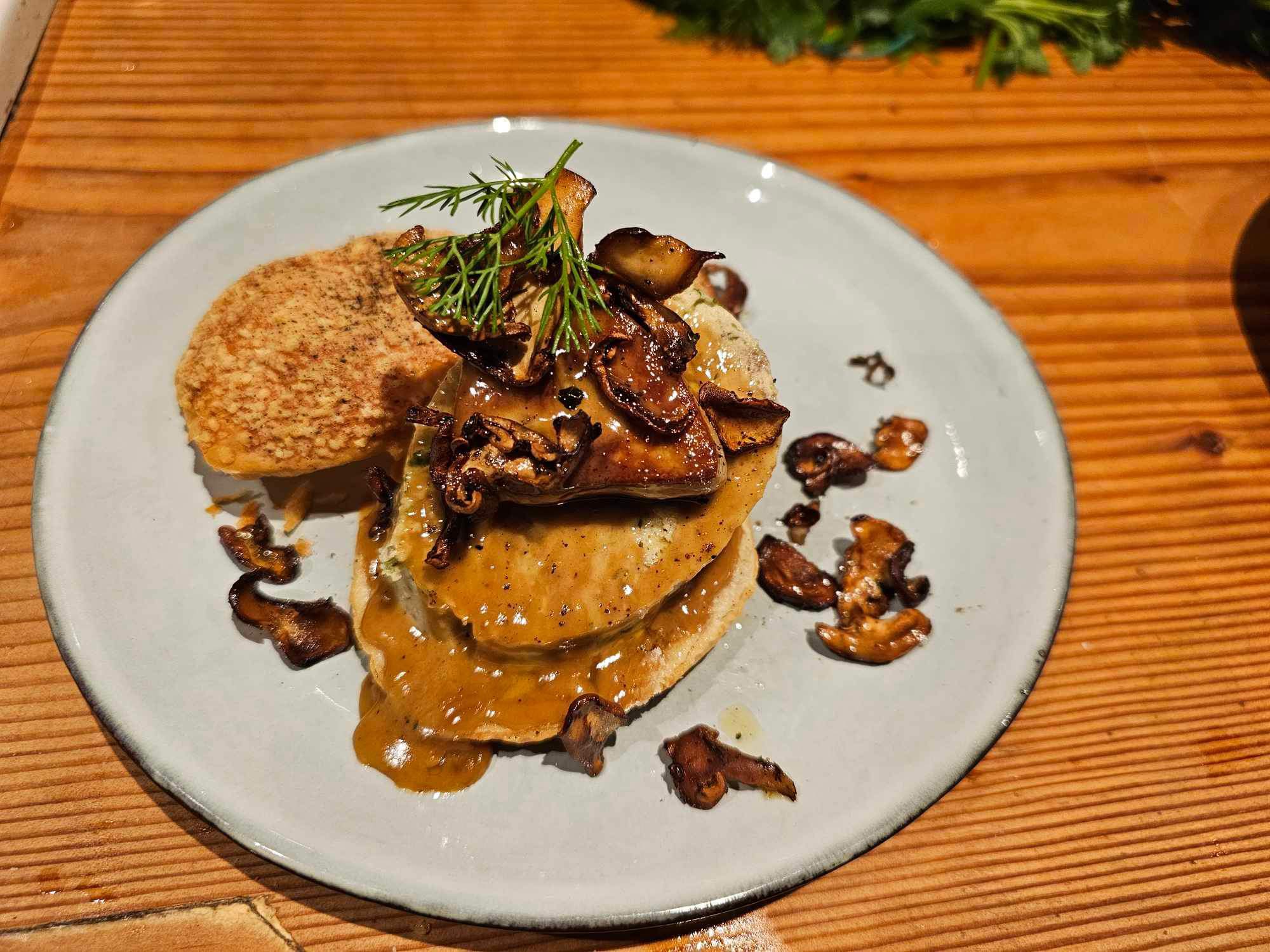 Assiette gastronomique dressée pour événement professionnel