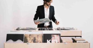 Performance live d’un DJ Dance Police lors d’un événement corporate.
