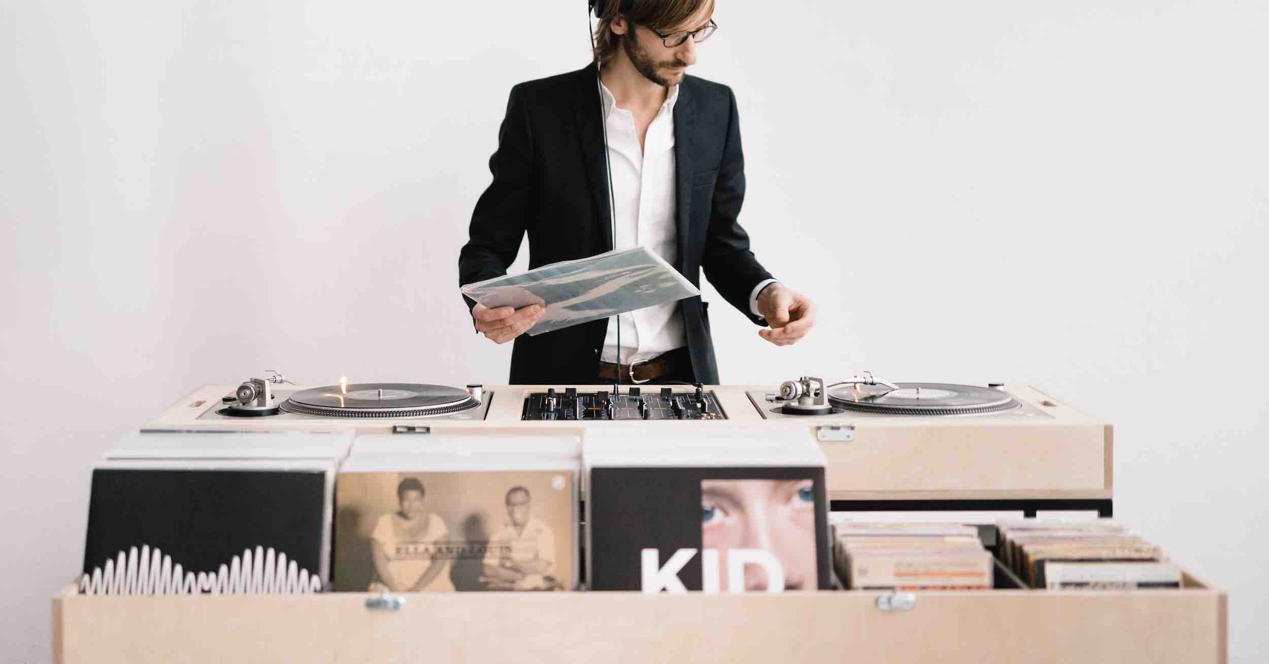 DJ Dance Police en pleine performance musicale