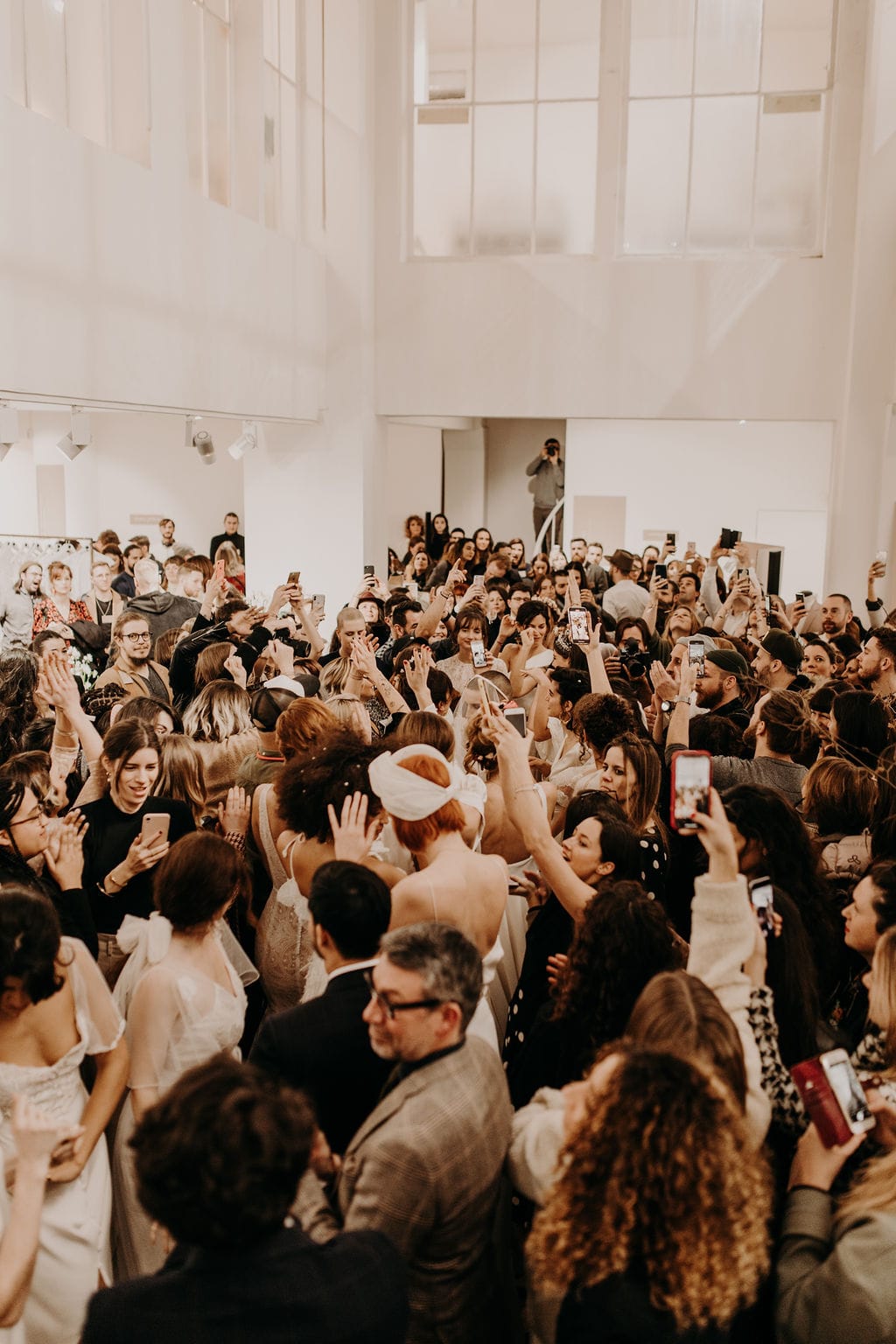 Foule dansante lors d’un événement animé par Dance Police