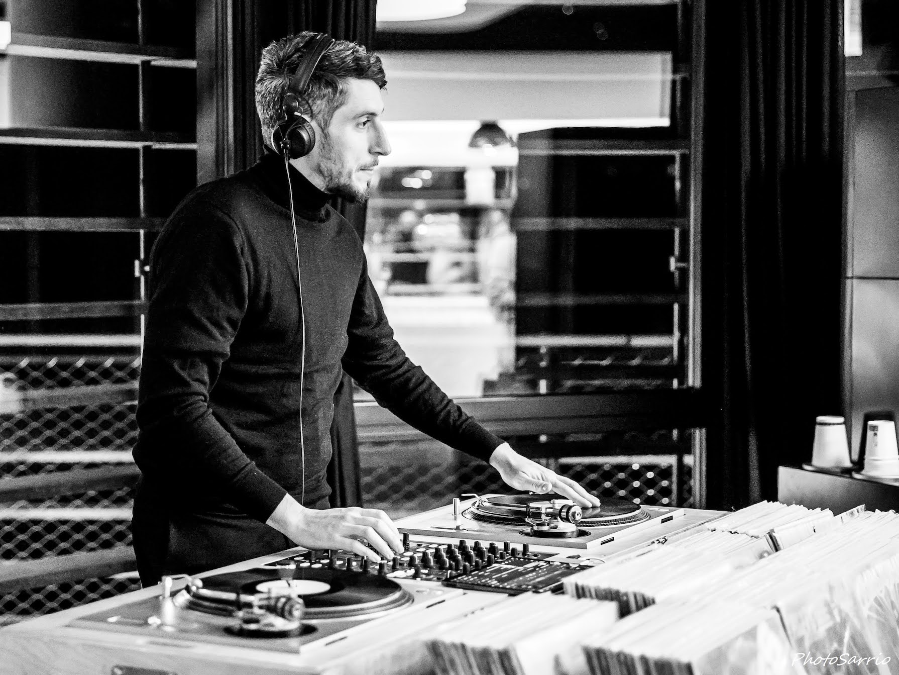 DJ Dance Police en pleine performance live en noir et blanc