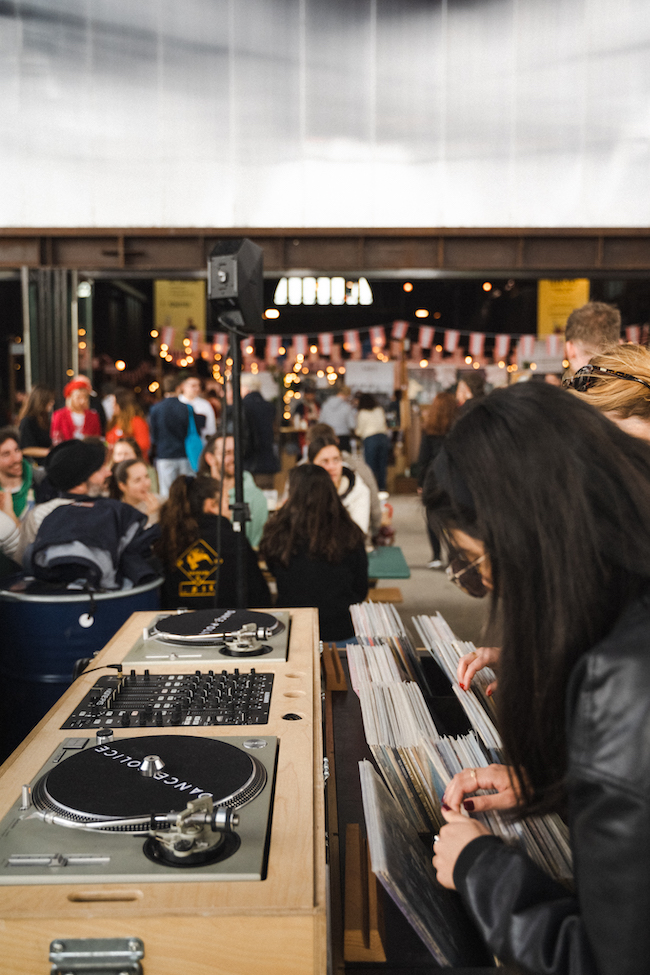 DJ Dance Police aux platines lors d’un événement privé
