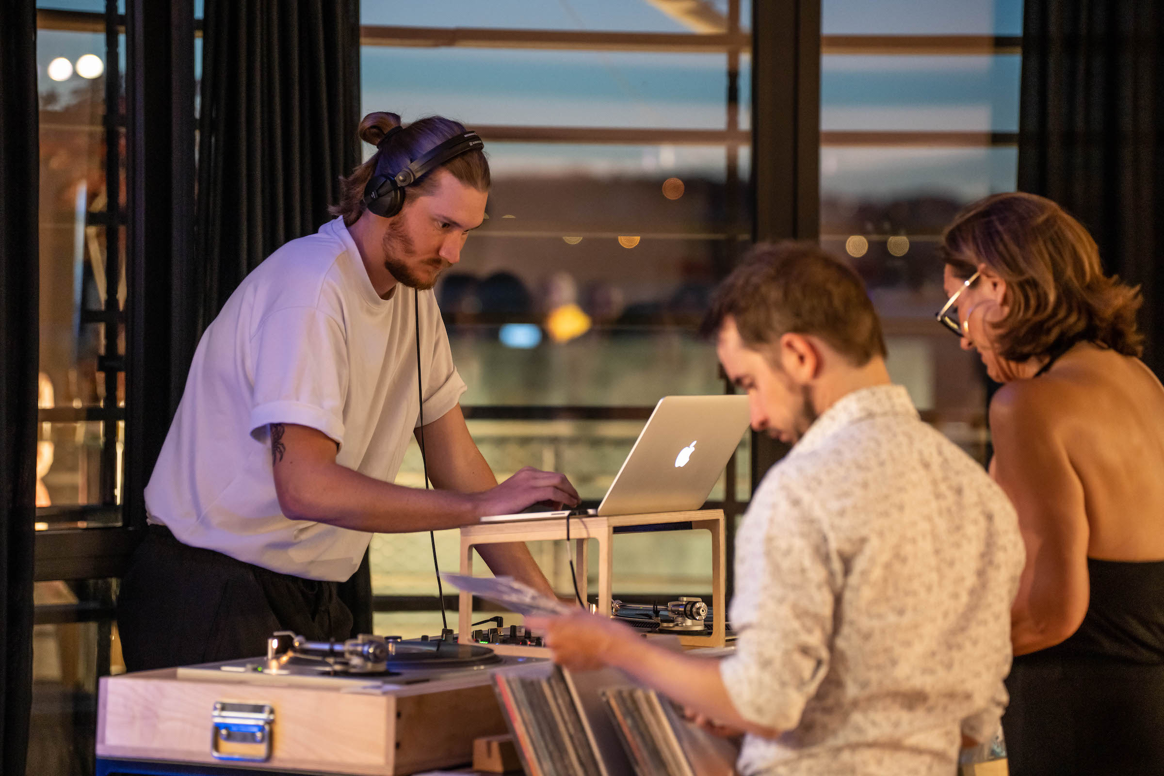 DJ Dance Police mixe sur vinyle lors d’un événement
