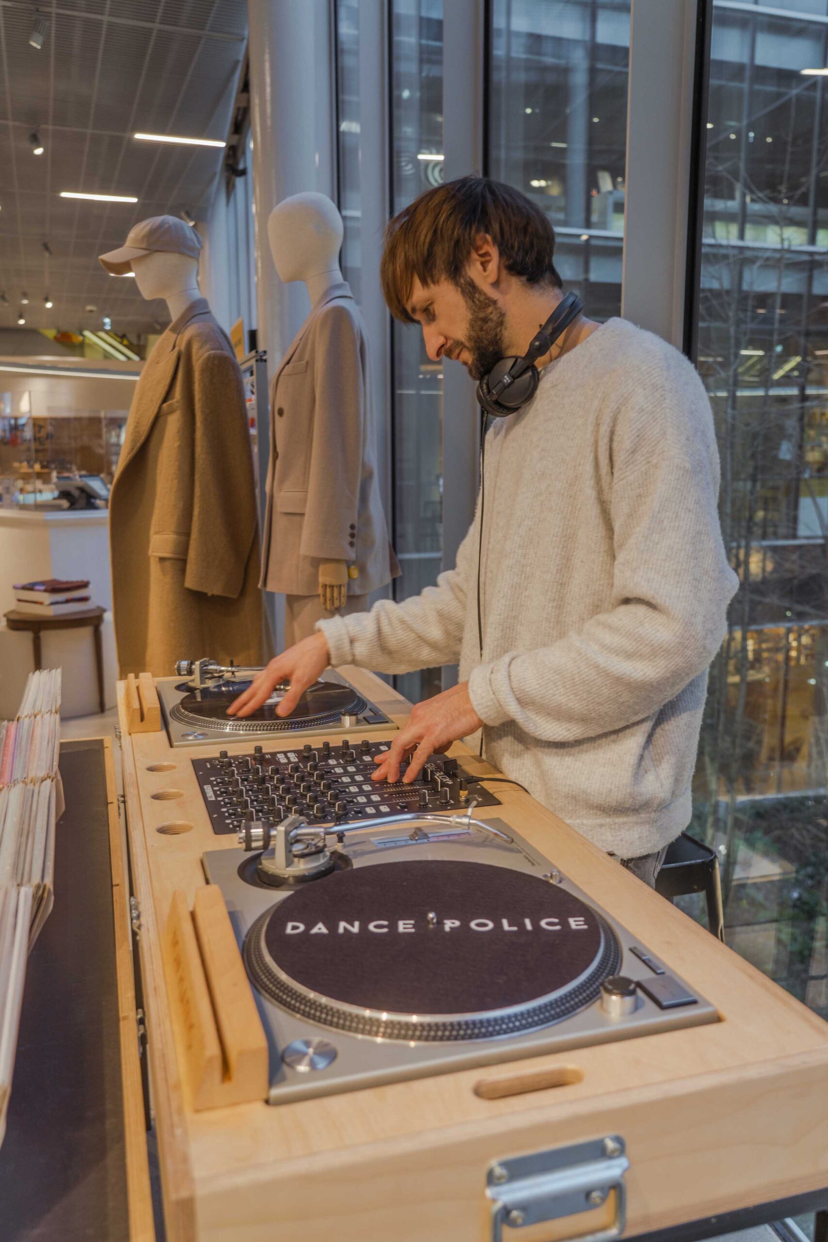 Bar à Vinyles DJ Dance Police mixe sur vinyle lors d’un événement