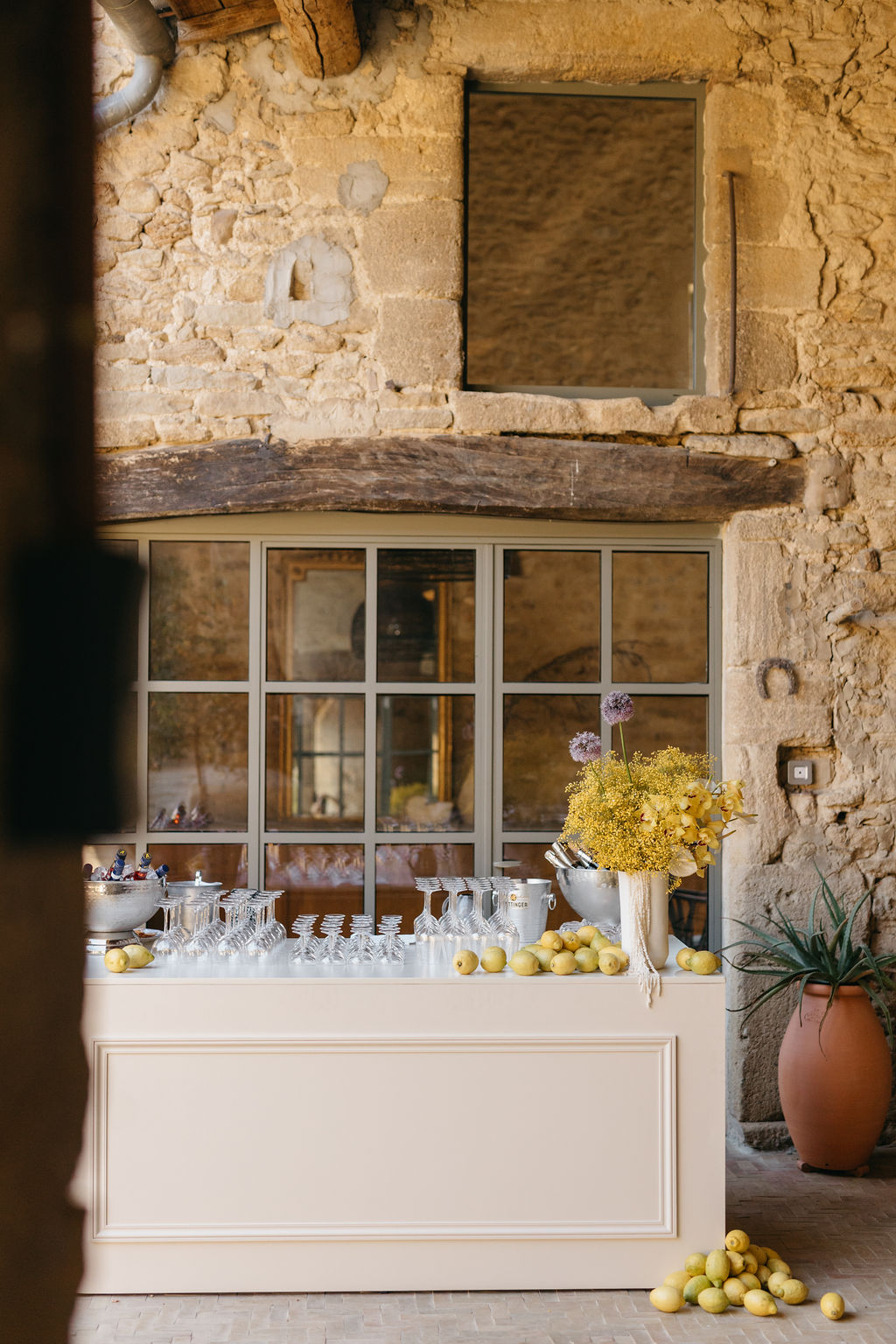Buffet décoratif Options avec fleurs et vaisselle