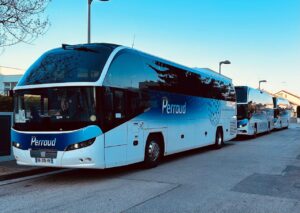 Un autocar premium du Groupe Perraud offrant confort et modernité pour vos déplacements événementiels.