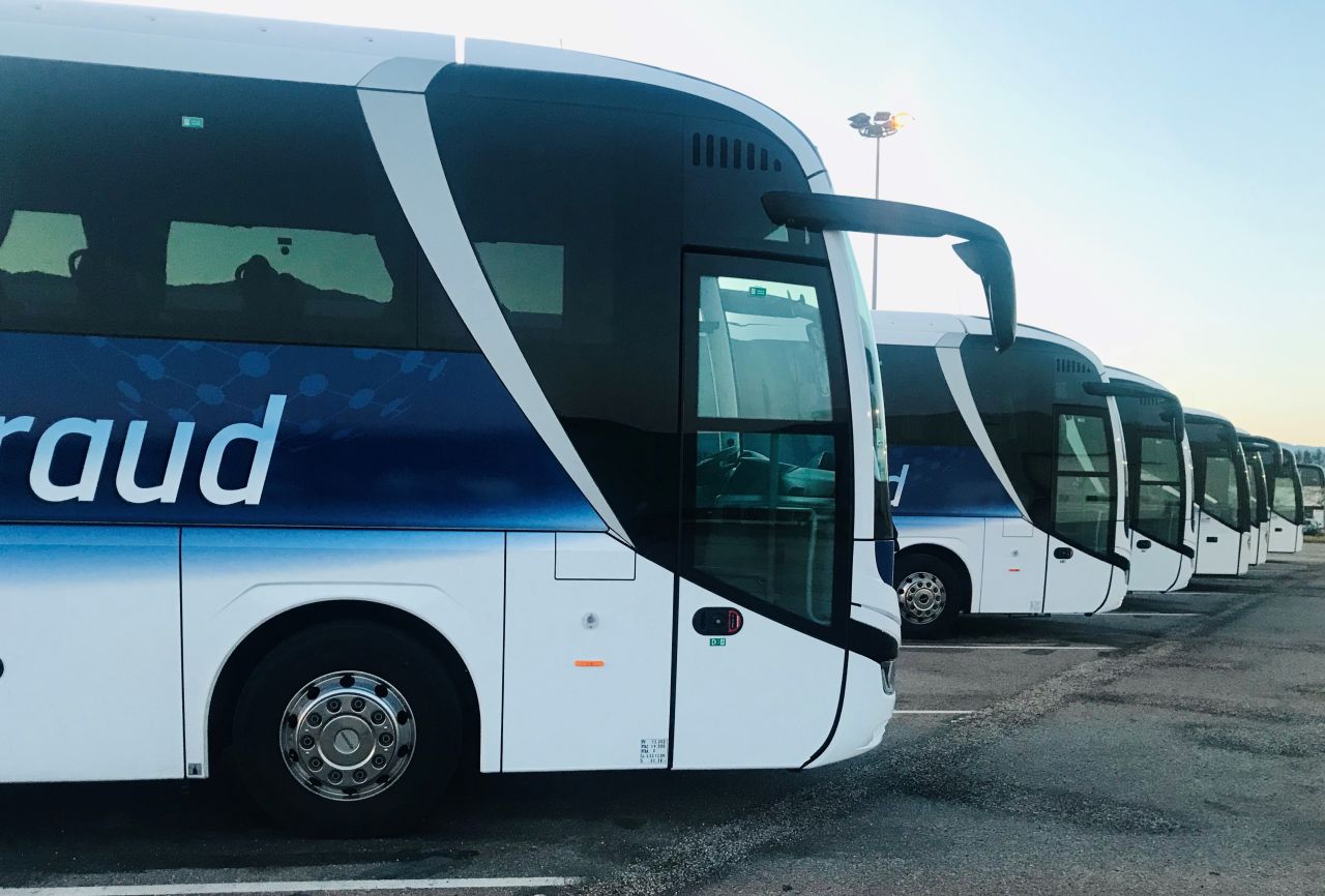 Autocar blanc du Groupe Perraud stationné prêt au départ pour un événement professionnel