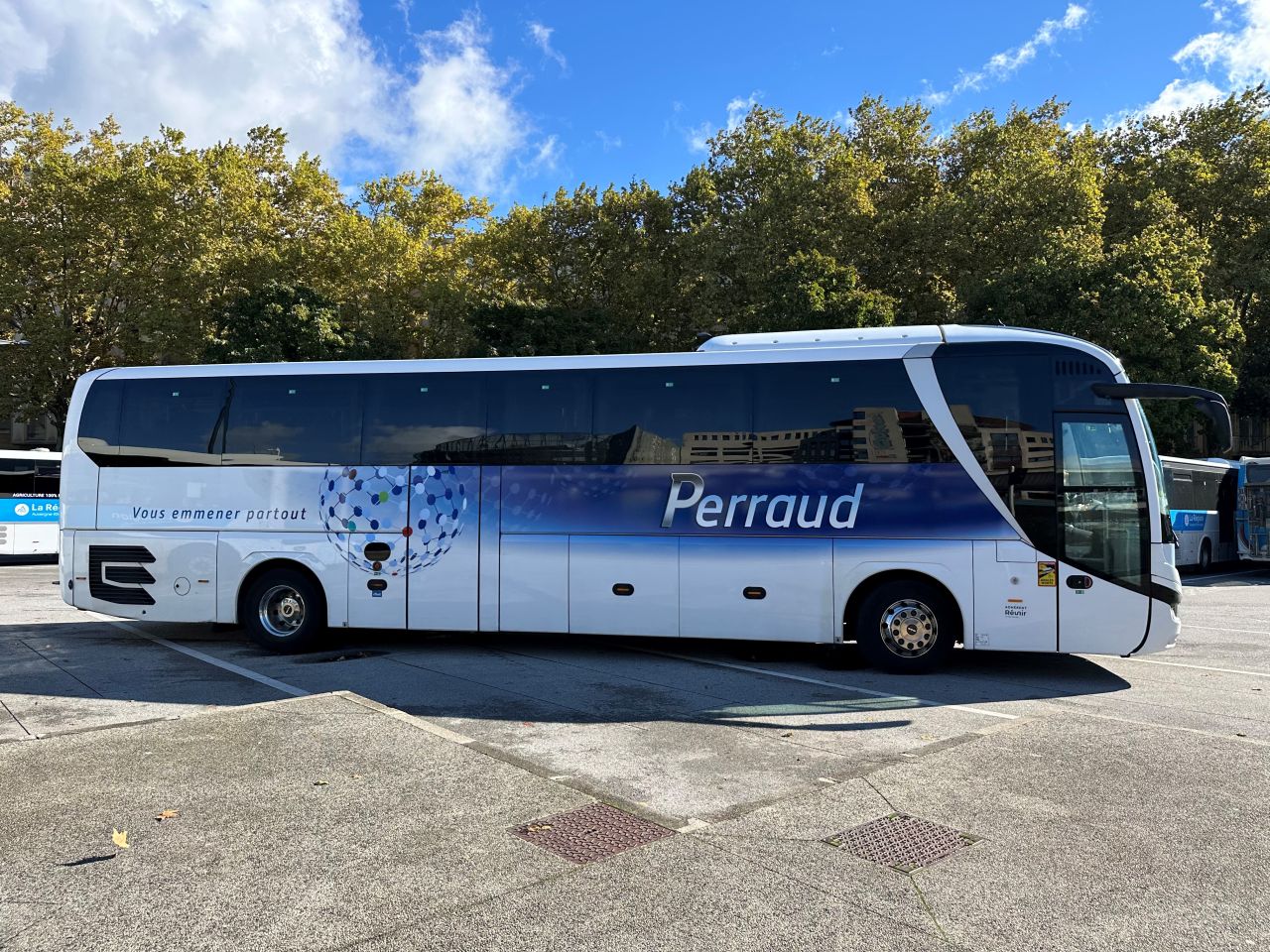 Bus Groupe Perraud avec logo pour transport de groupe professionnel