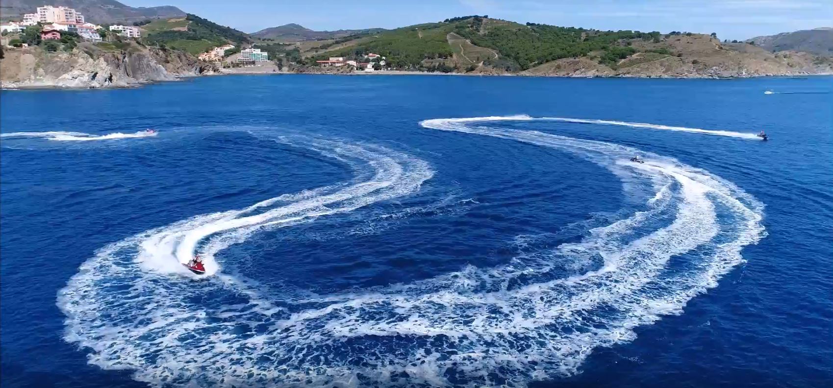 Trace de jet ski sur une mer turquoise au large de la Côte d’Azur