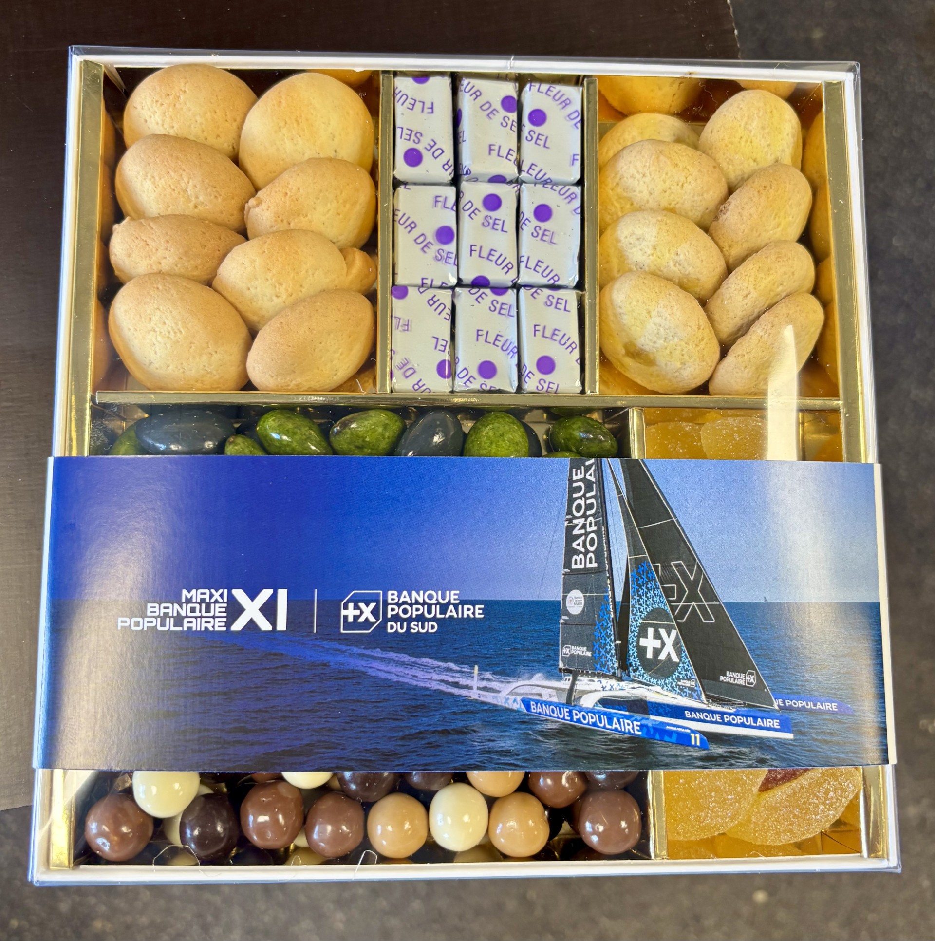 Coffret gourmand personnalisé banque populaire aux couleurs d’une entreprise