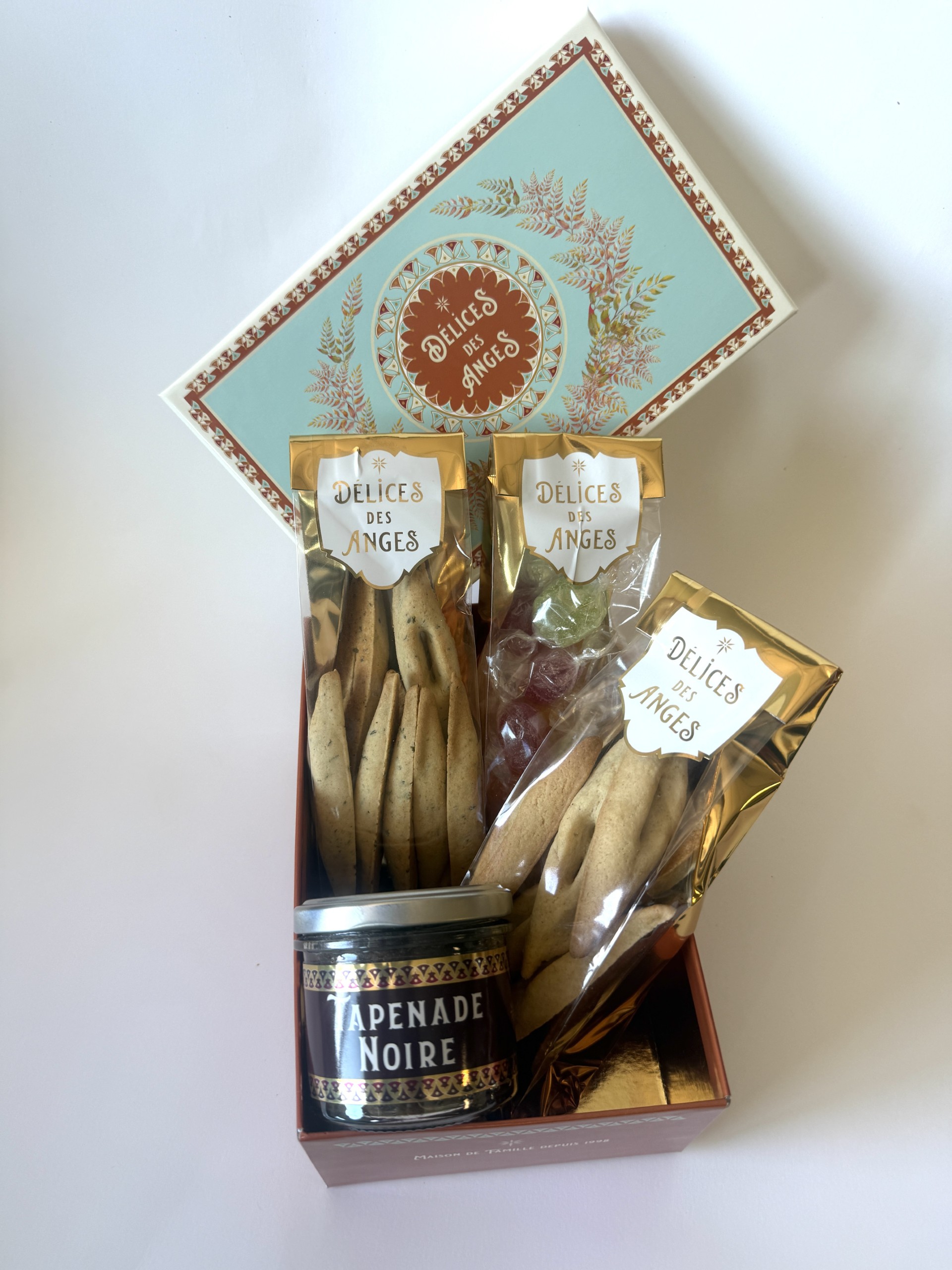 Coffret cadeau avec bouteille et gourmandises Délices des Anges