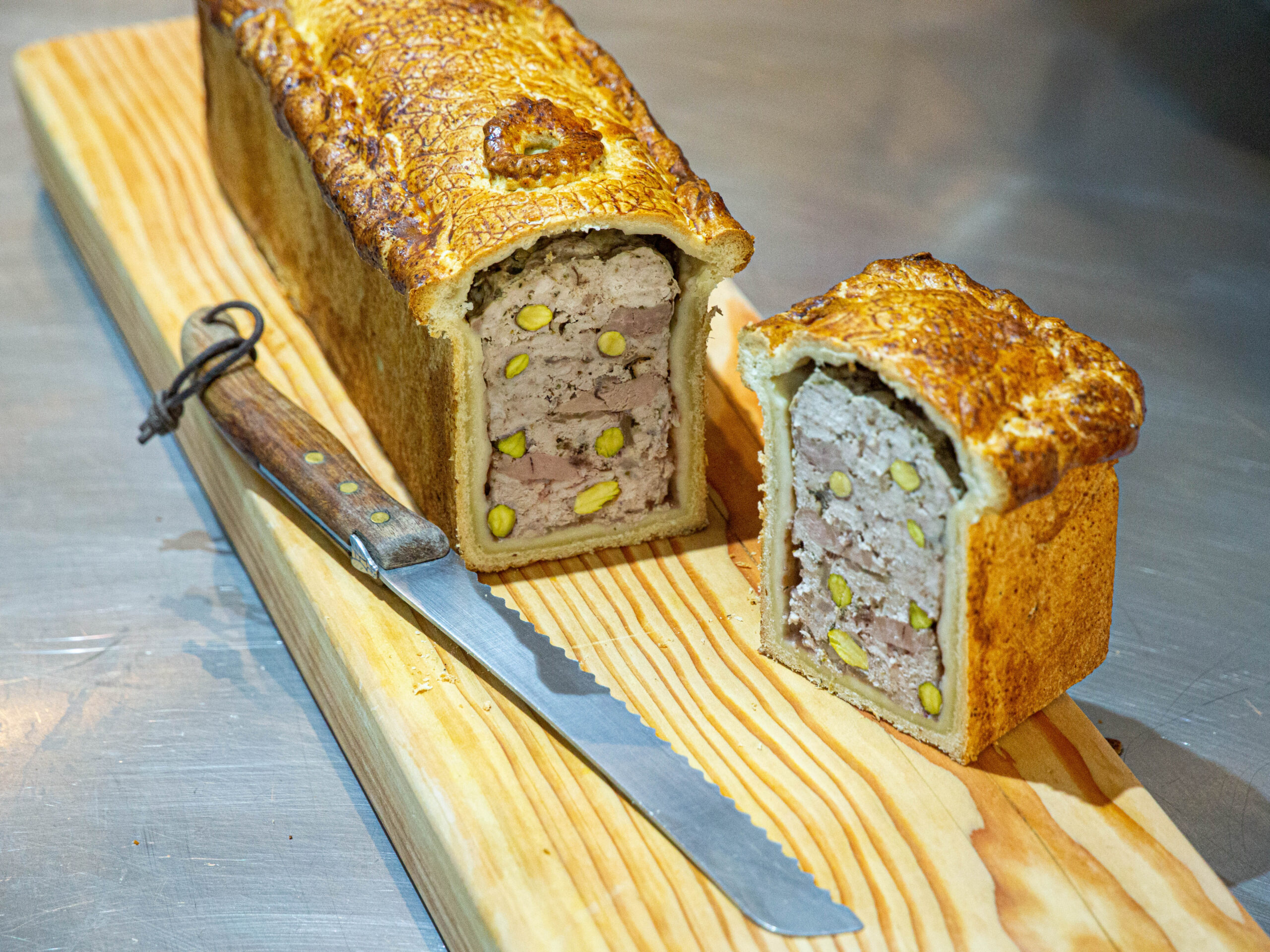 Épices et créations culinaires artisanales sur table événementielle