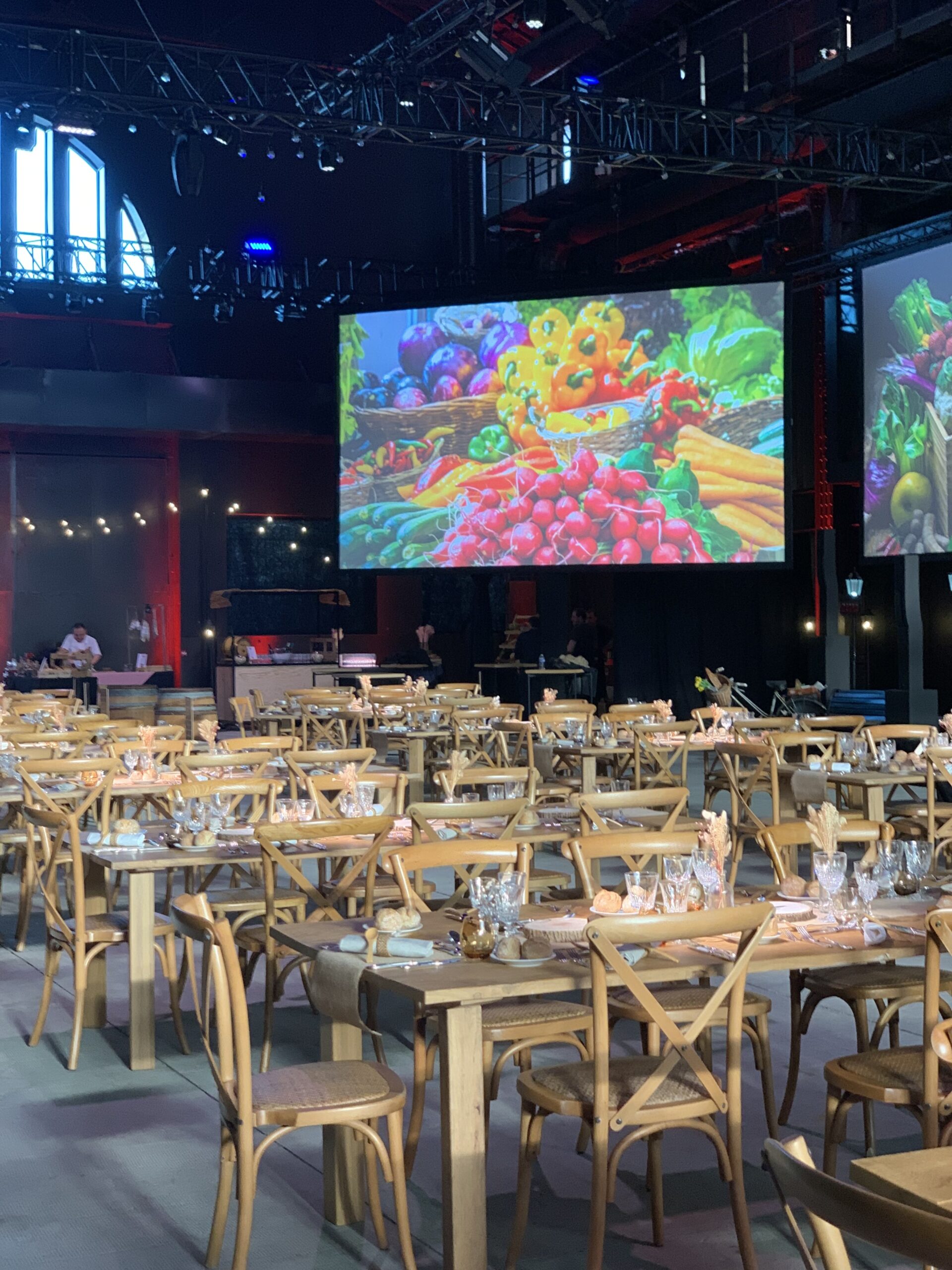 Salle de réception équipée par Options avec tables et écran