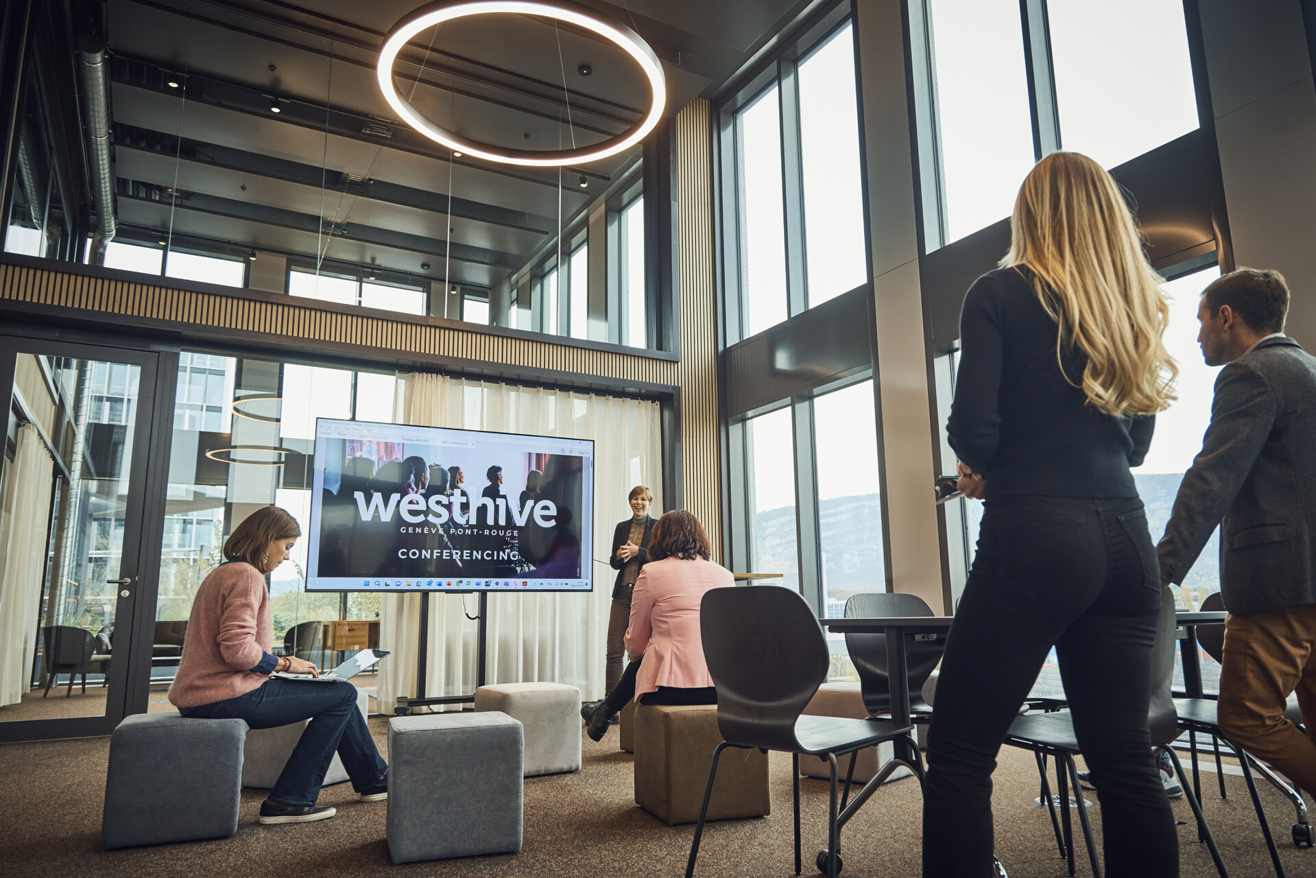 Présentation informelle dans salle vitrée Westhive Genève