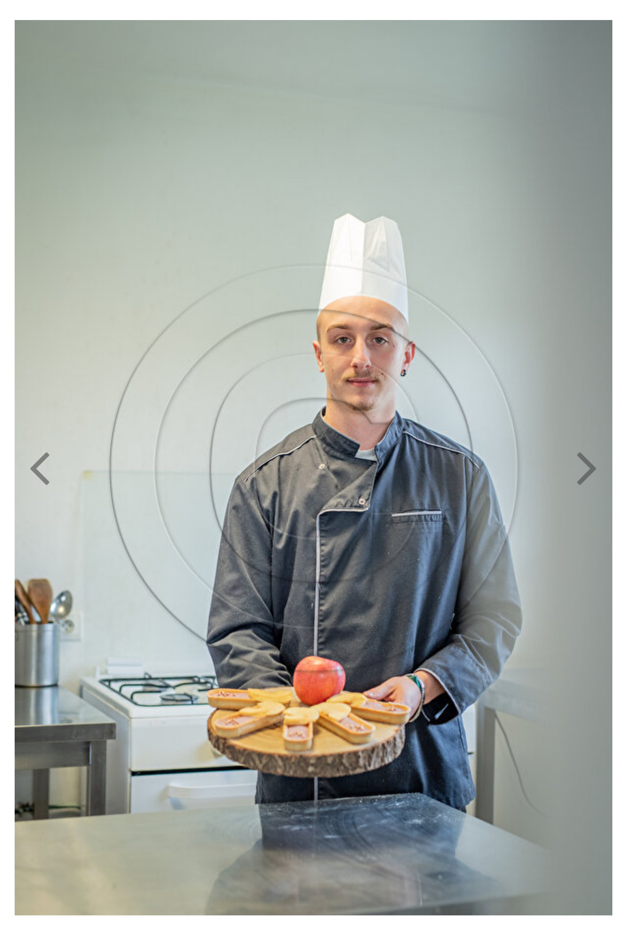 Chef présentant une planche de fromages - The K Traiteur Event