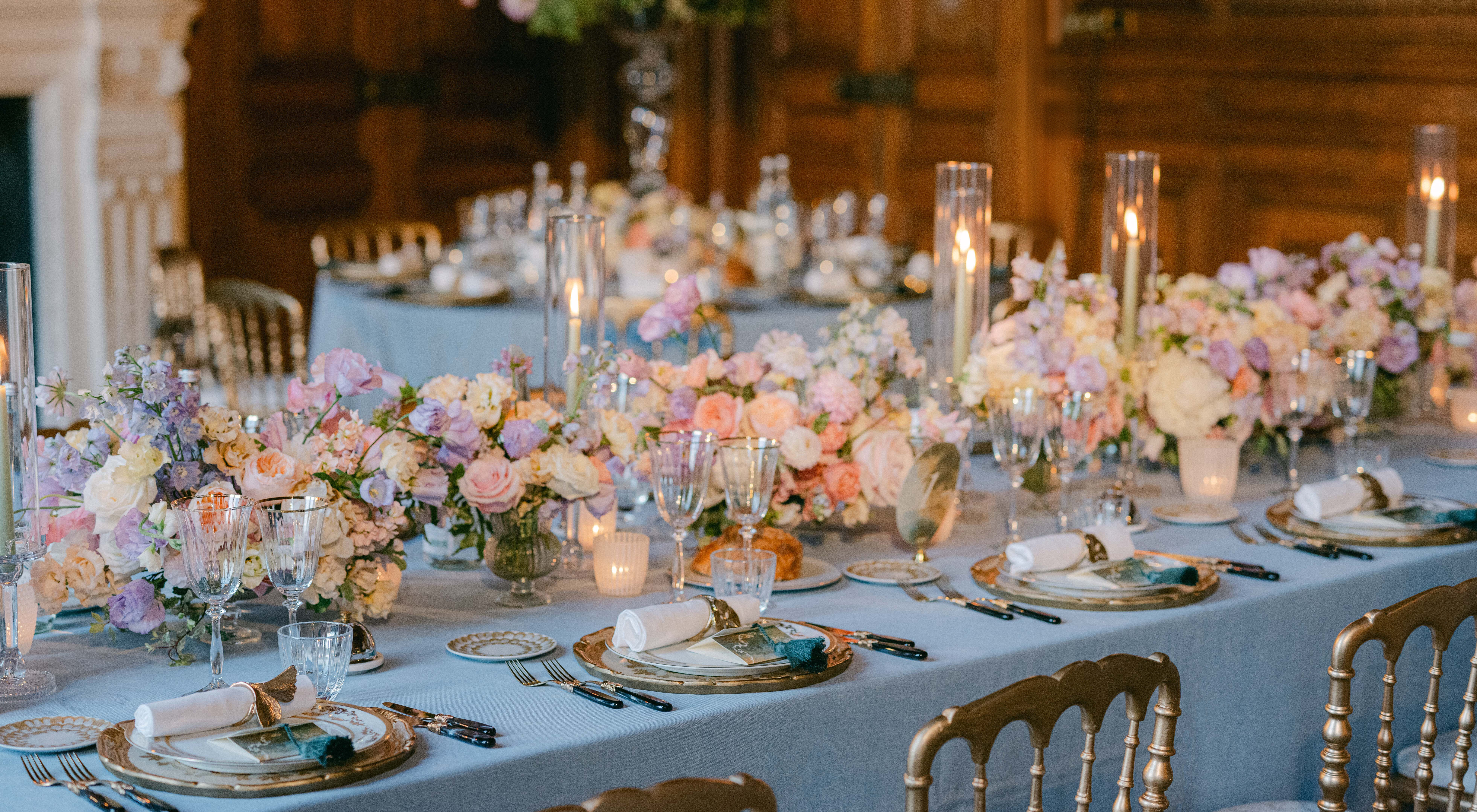 Décoration de table Options avec chandeliers et fleurs