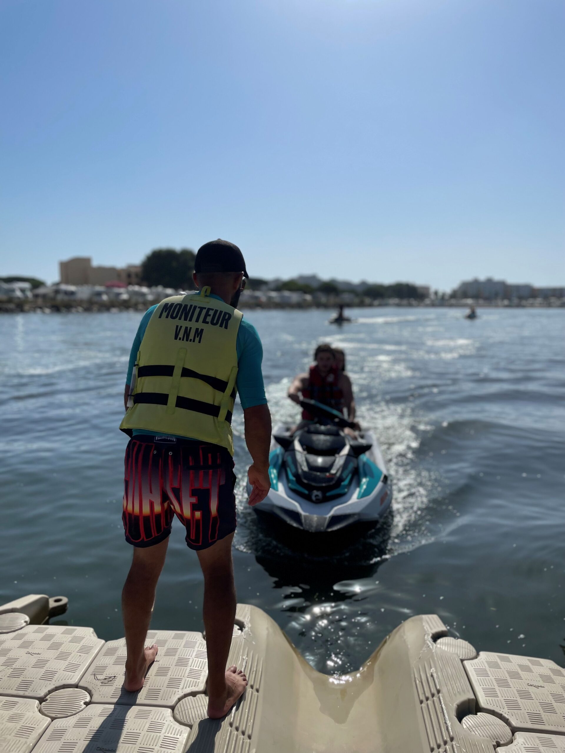 Moniteur accompagnant un participant en jet ski