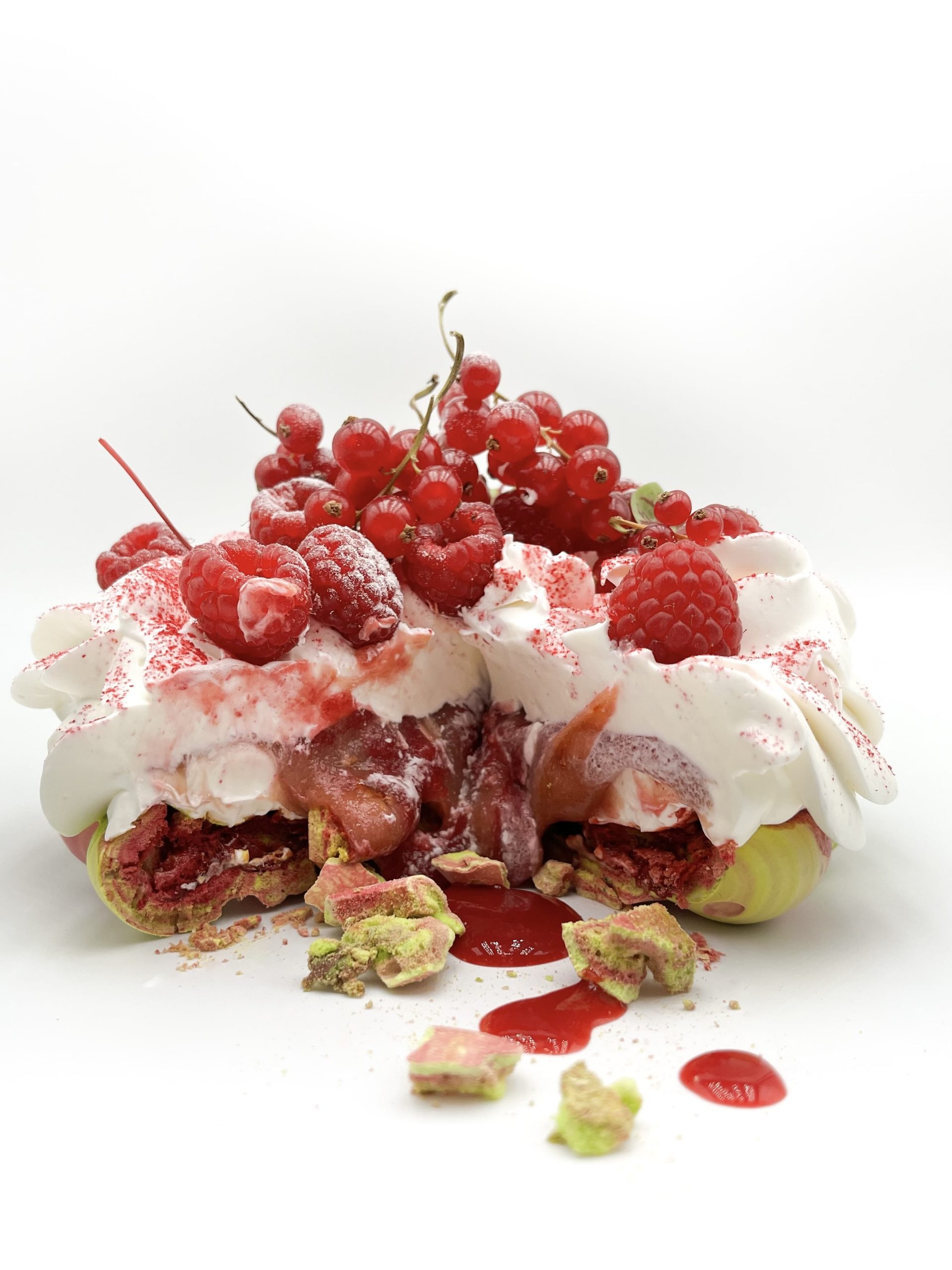 Pavlova à partager à la rhubarbe et framboise, spécialité Joël Maier