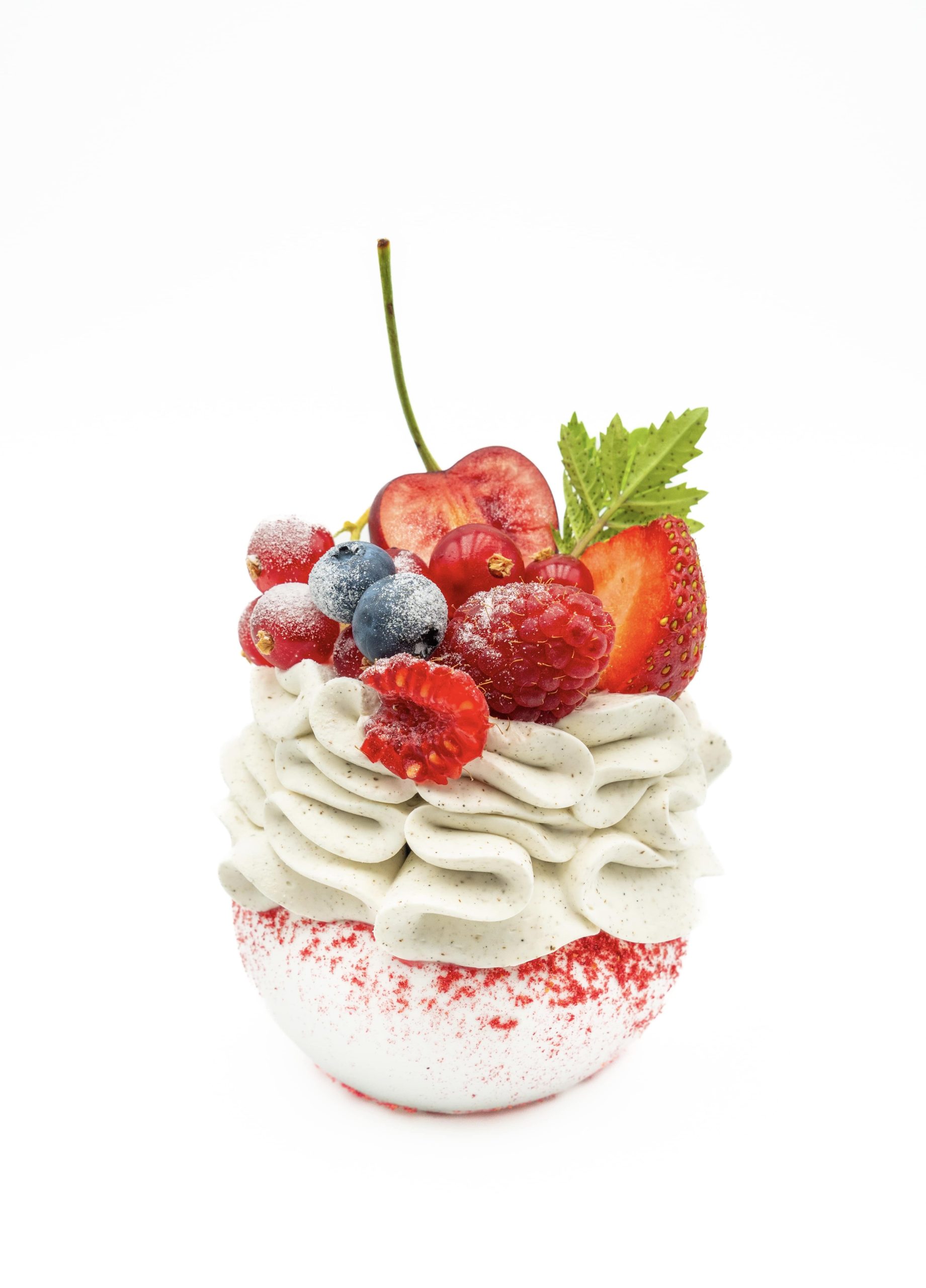 Pavlova individuelle aux fruits rouges et cerise par Joël Maier à Lyon