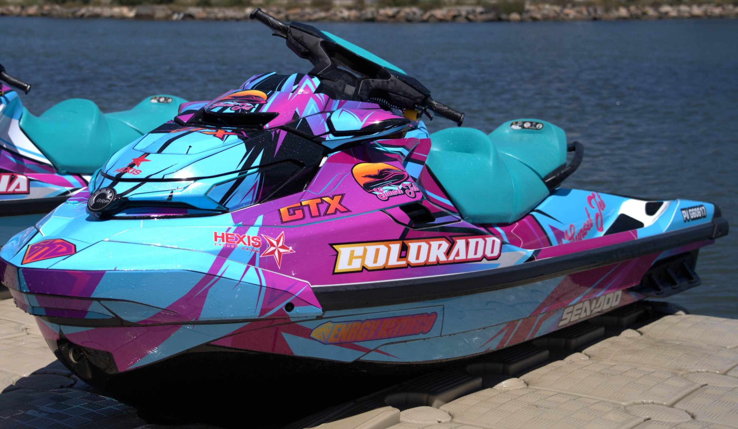 Jet ski Eldorado violet et turquoise sur le ponton