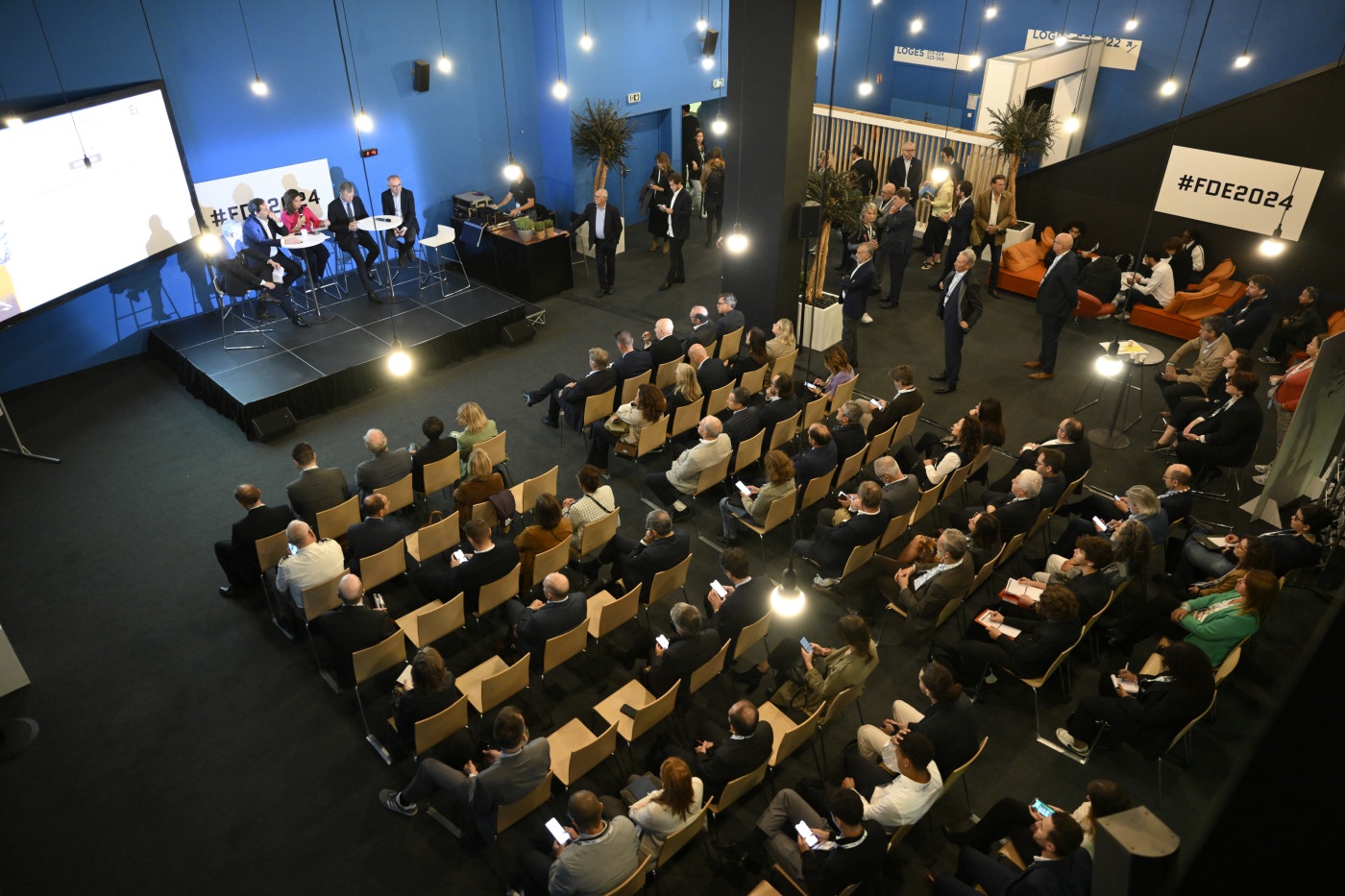 Séminaire professionnel avec intervenants et public dans une salle moderne – Réyo Production à Marseille