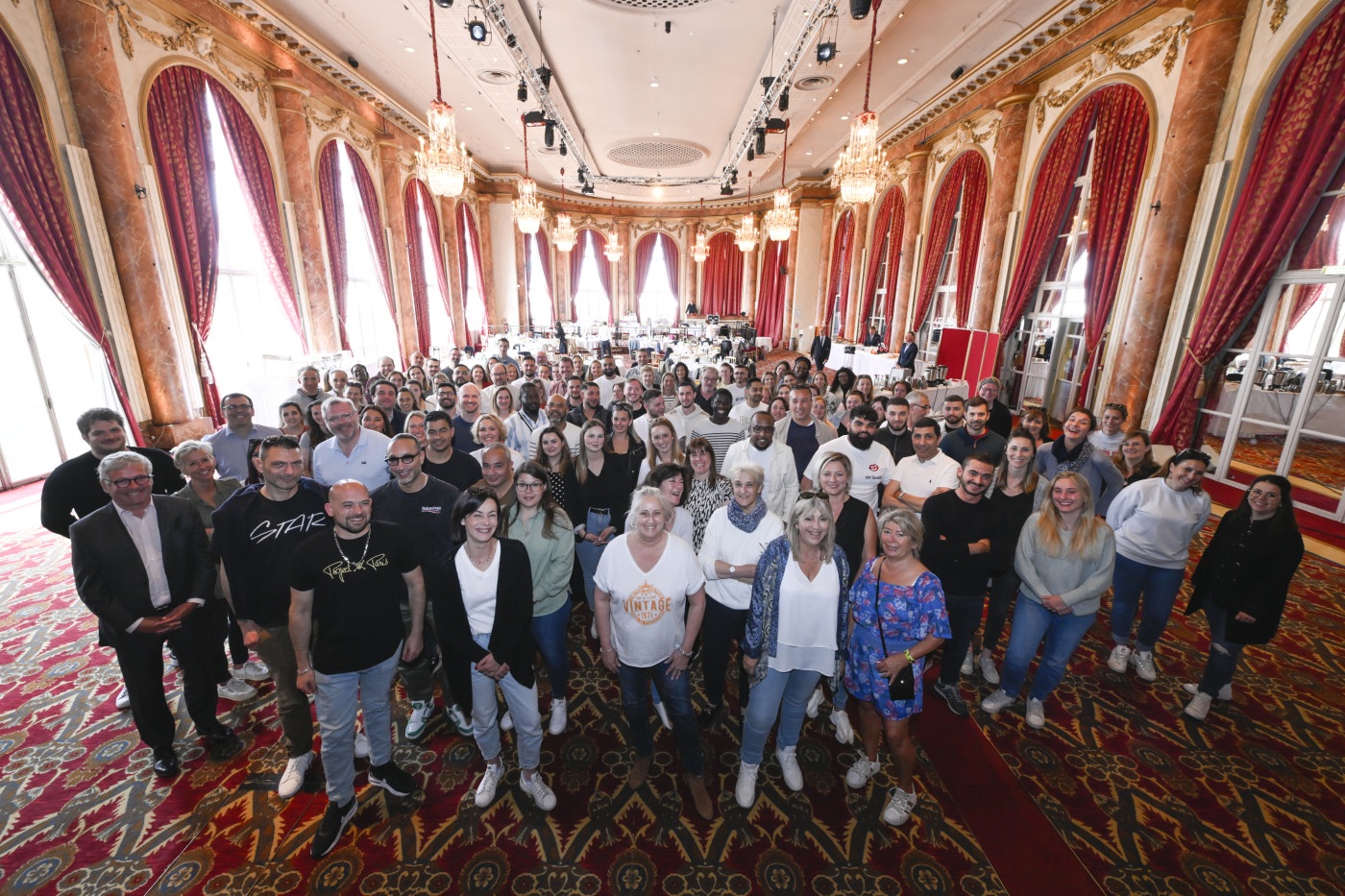 Photo de groupe dans un lieu prestigieux à Marseille – Réyo Production Photos & Films