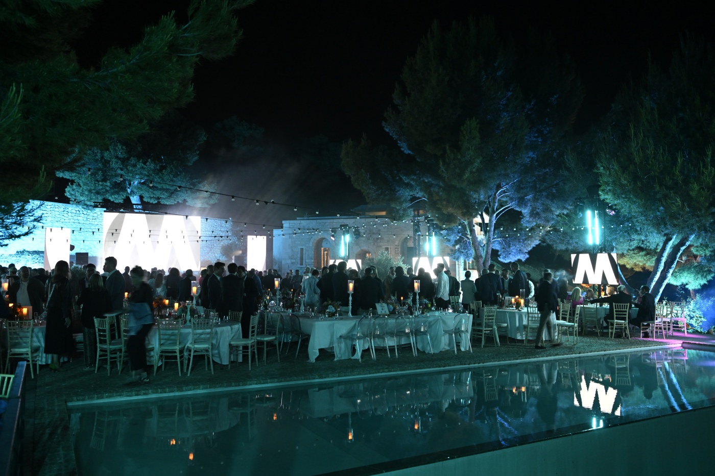 Soirée d’entreprise en plein air avec dîner au bord d’une piscine illuminée – Réyo Production à Marseille