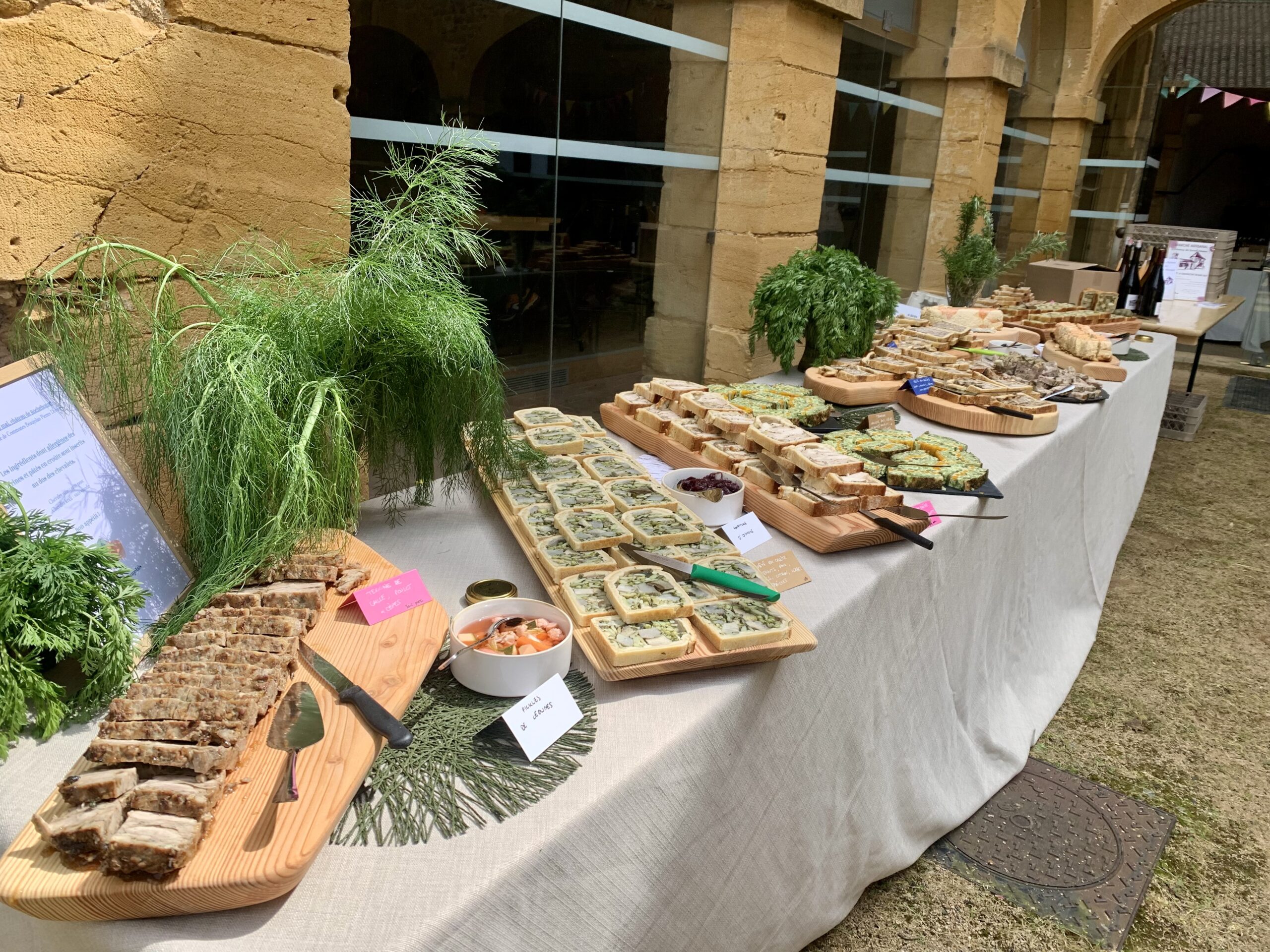 Table de buffet traiteur avec produits locaux et décor végétal