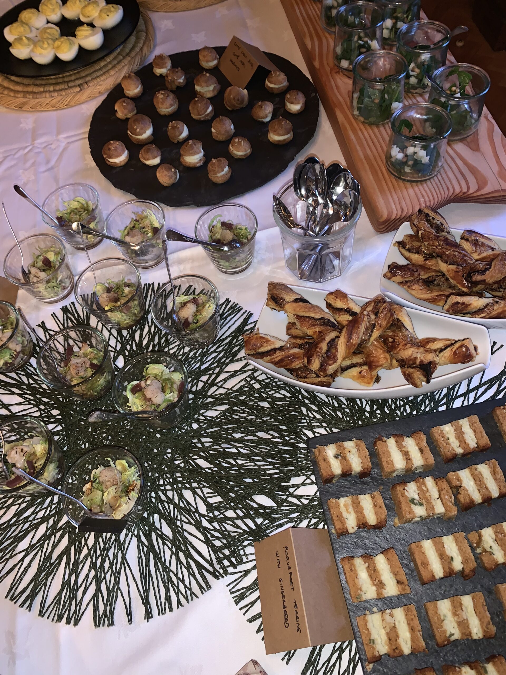 Buffet apéritif avec bouchées salées et créations maison