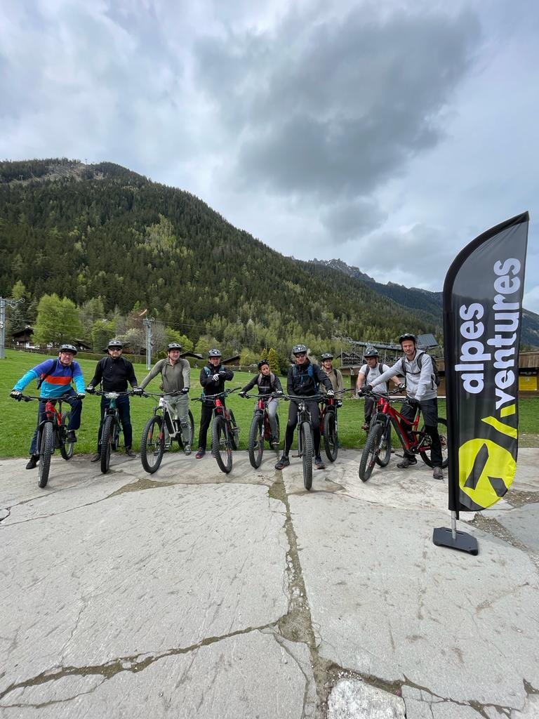 Photo d'un groupe lors d'une sortie à vélo organisée par Alpes Aventures