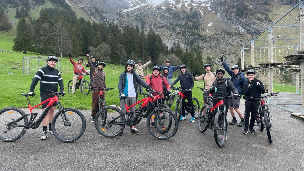 Photo d'un groupe lors d'une sortie à vélo organisée par Alpes Aventures