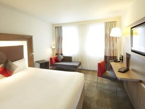 Chambre moderne et spacieuse adaptée aux voyageurs pro