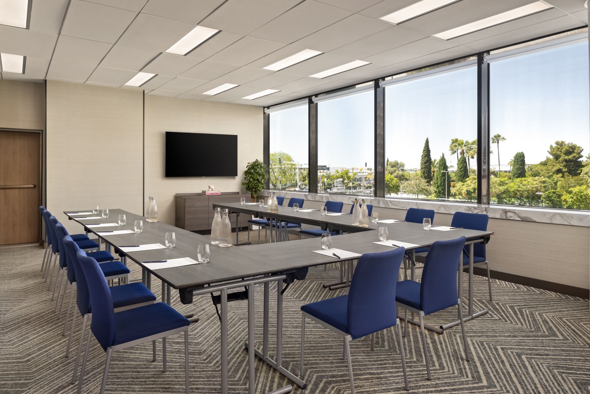 Salle de séminaire avec baies vitrées au Sheraton Nice
