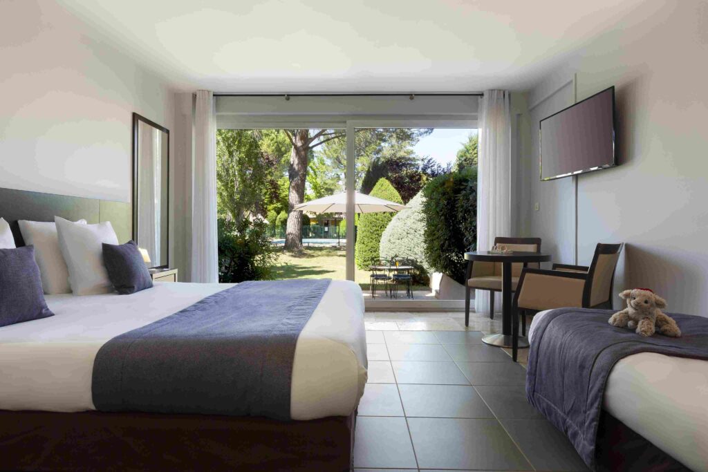 Chambre confortable avec accès terrasse au Domaine de la Petite Isle.