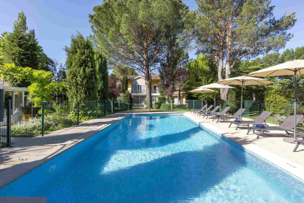 Piscine extérieure au cœur du domaine.