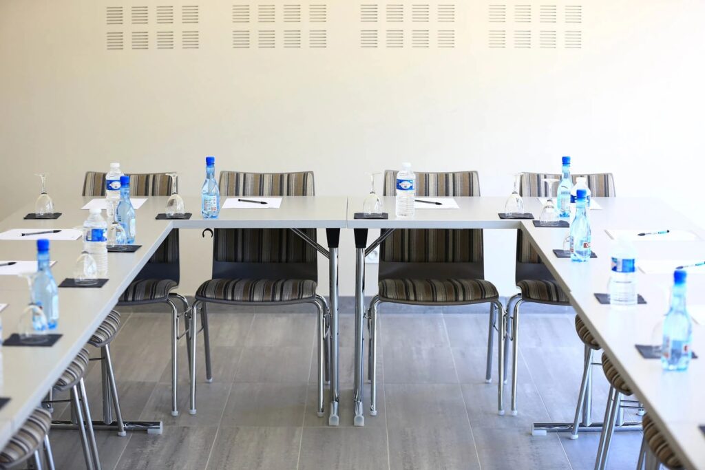 Salle de réunion équipée.