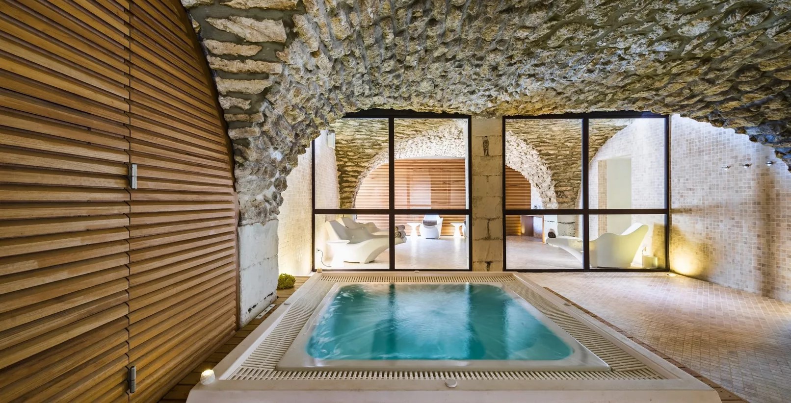 Piscine intérieure et spa moulin de Vernègues