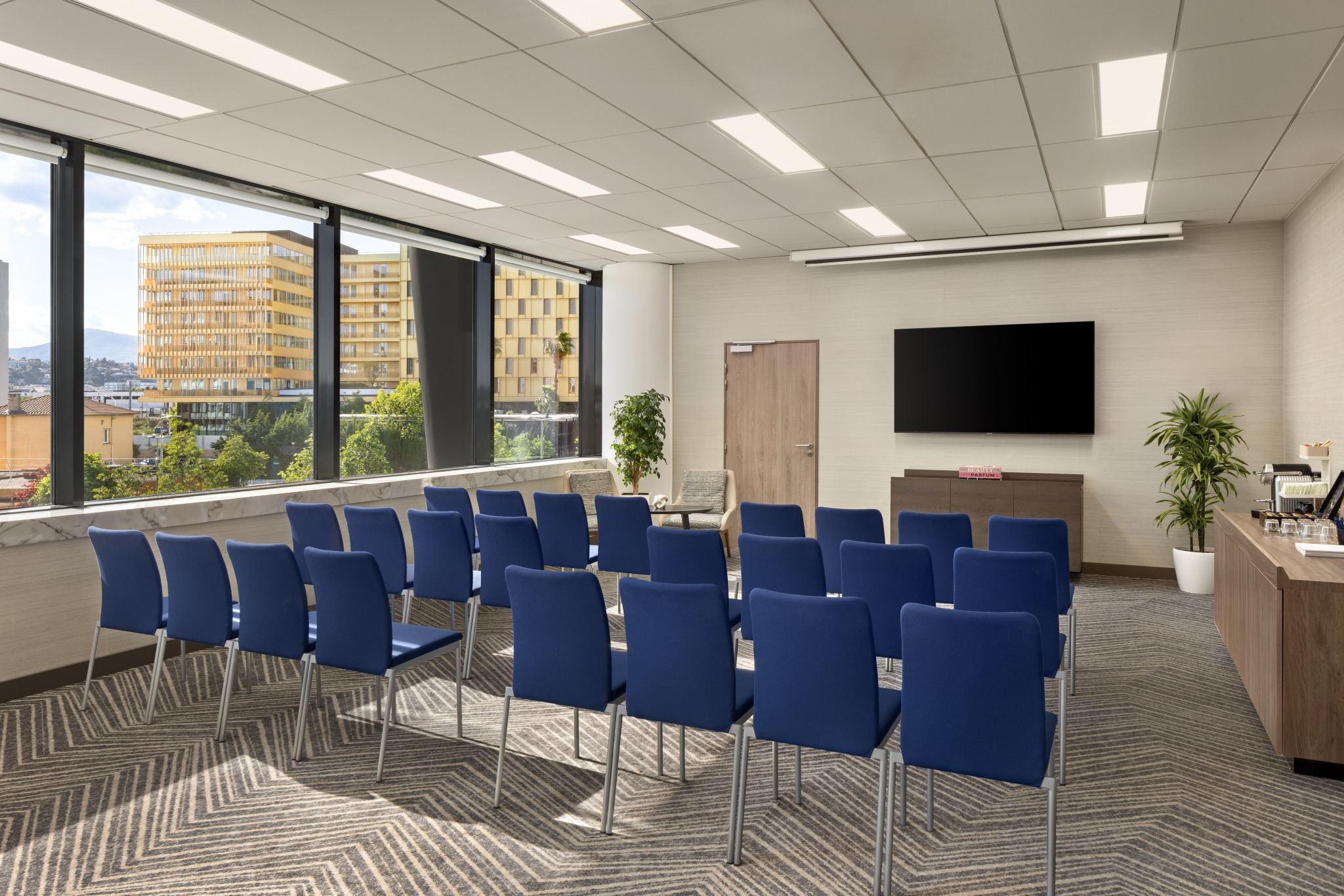 Salle de séminaire aménagée en théâtre au Sheraton Nice