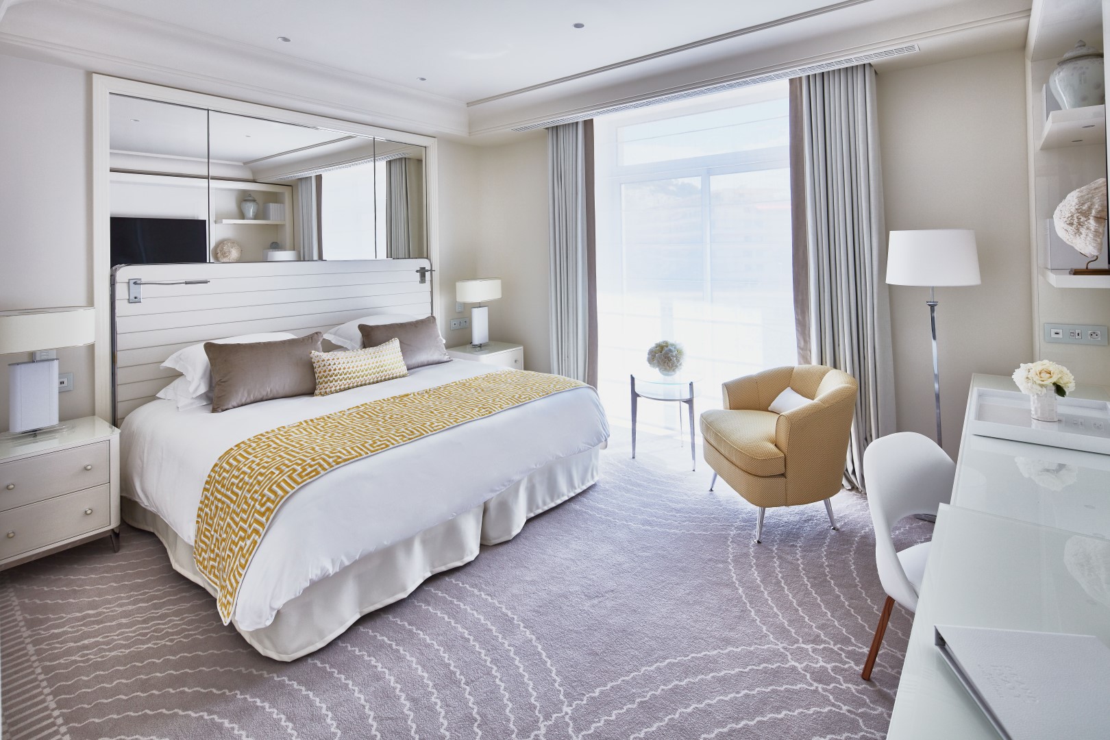 Chambre King Deluxe élégante à l’Hôtel Martinez Cannes