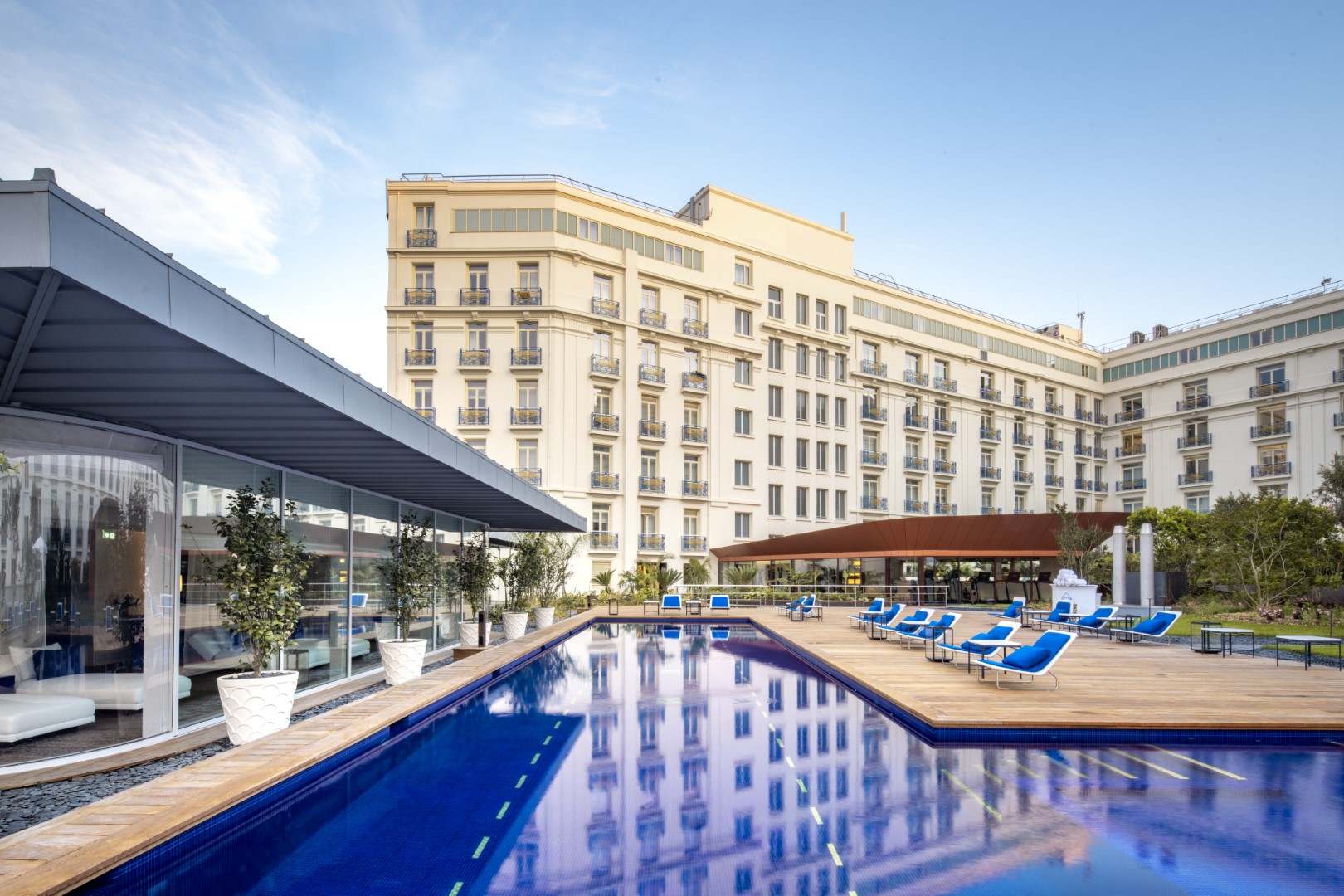 Piscine extérieure et terrasse à l’Hôtel Martinez Cannes