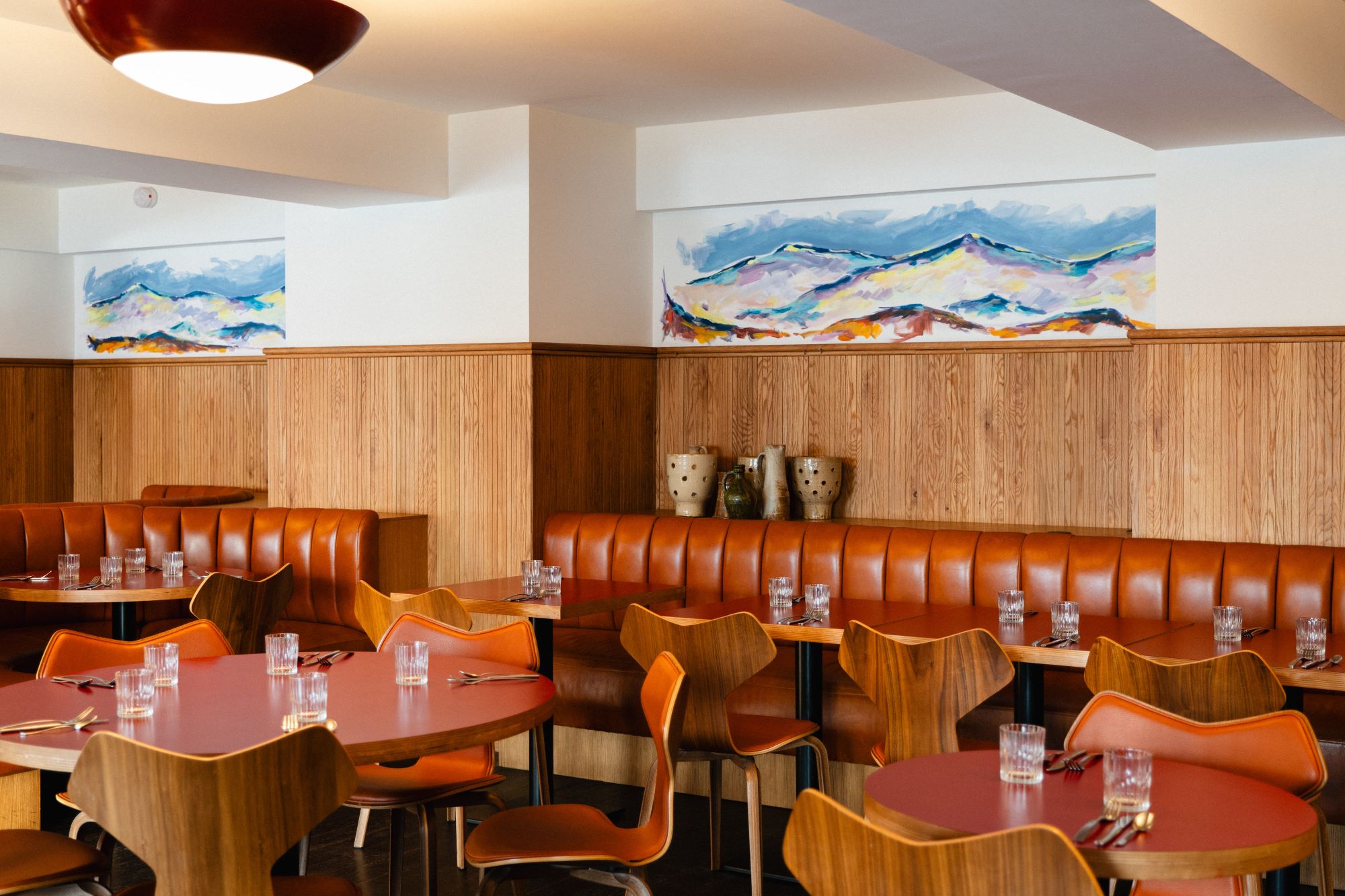 Salle de restaurant boisée à l’ambiance chaleureuse au Val Thorens