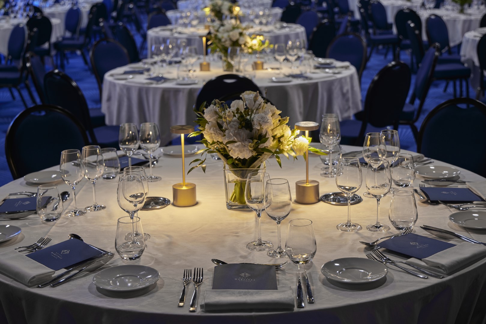 Table ronde décorée pour un dîner de gala à l’Hôtel Martinez Cannes