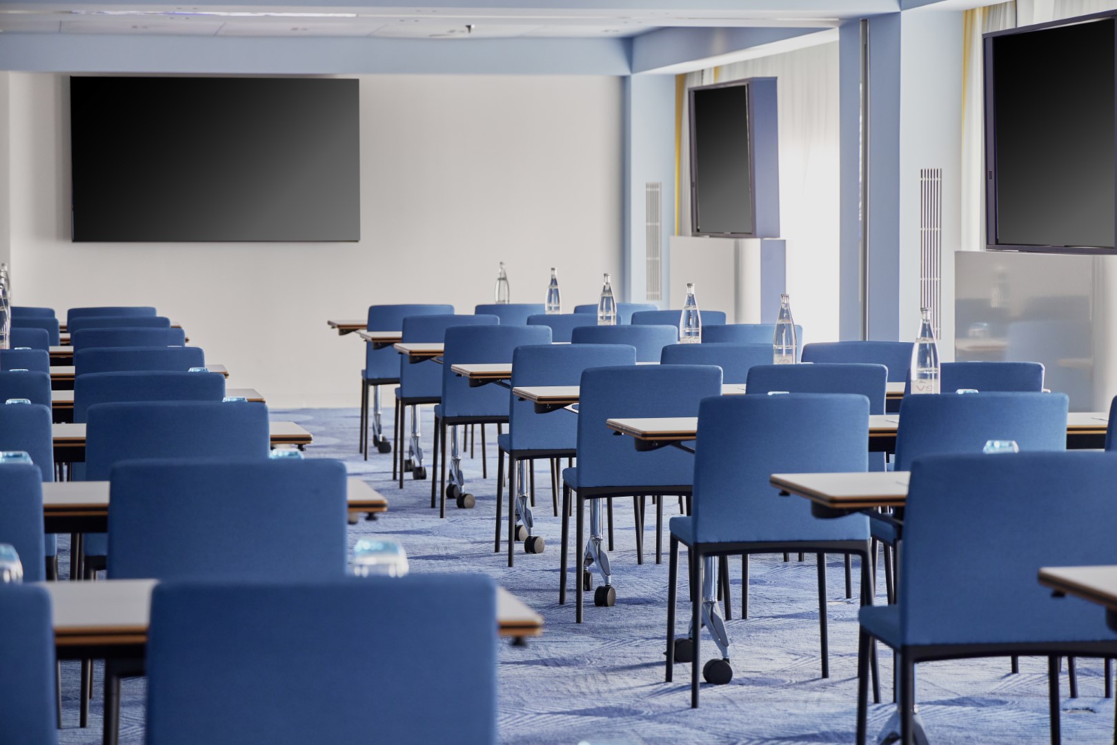 Salle de conférence en configuration scolaire à l’Hôtel Martinez Cannes