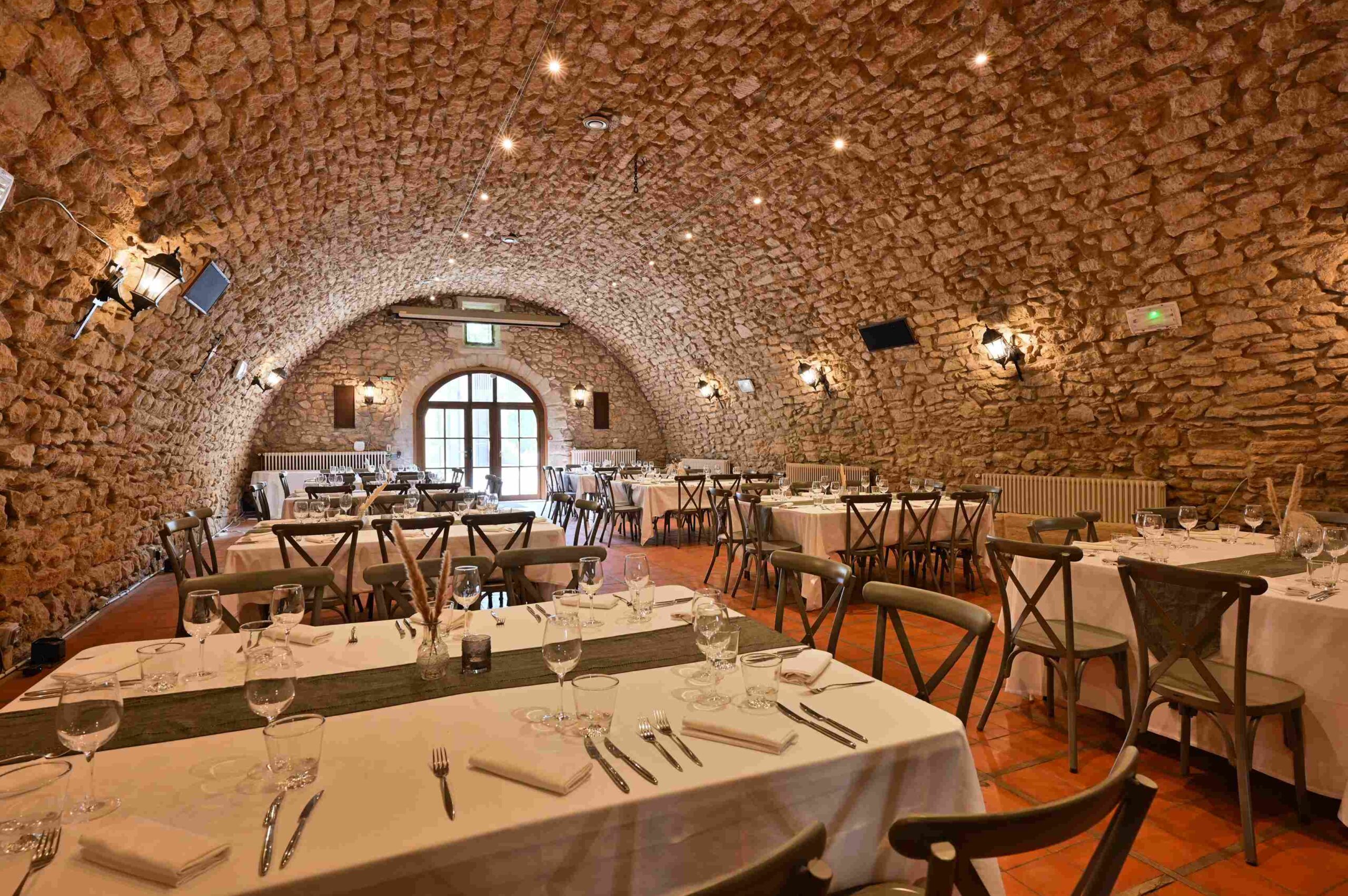 Salle de restaurant voûtée au Moulin de Vernègues