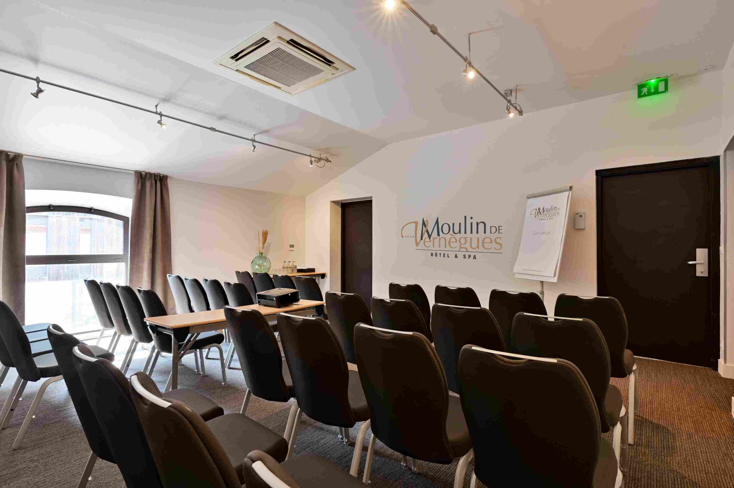 Salle de réunion modulable pour séminaire au Moulin de Vernègues