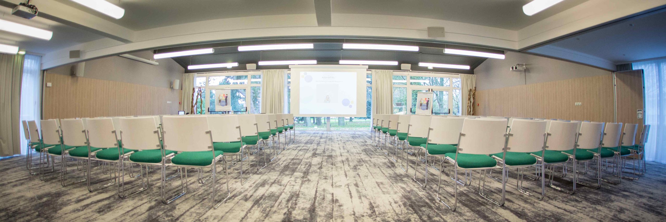 Salle de réunion modulable au Novotel Lille Aéroport