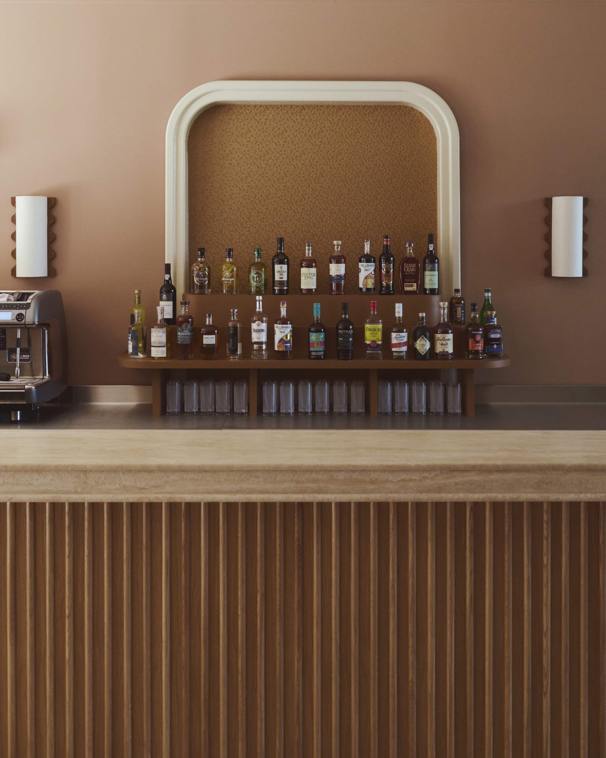 Espace bar convivial au Repère Sauvage Hôtel